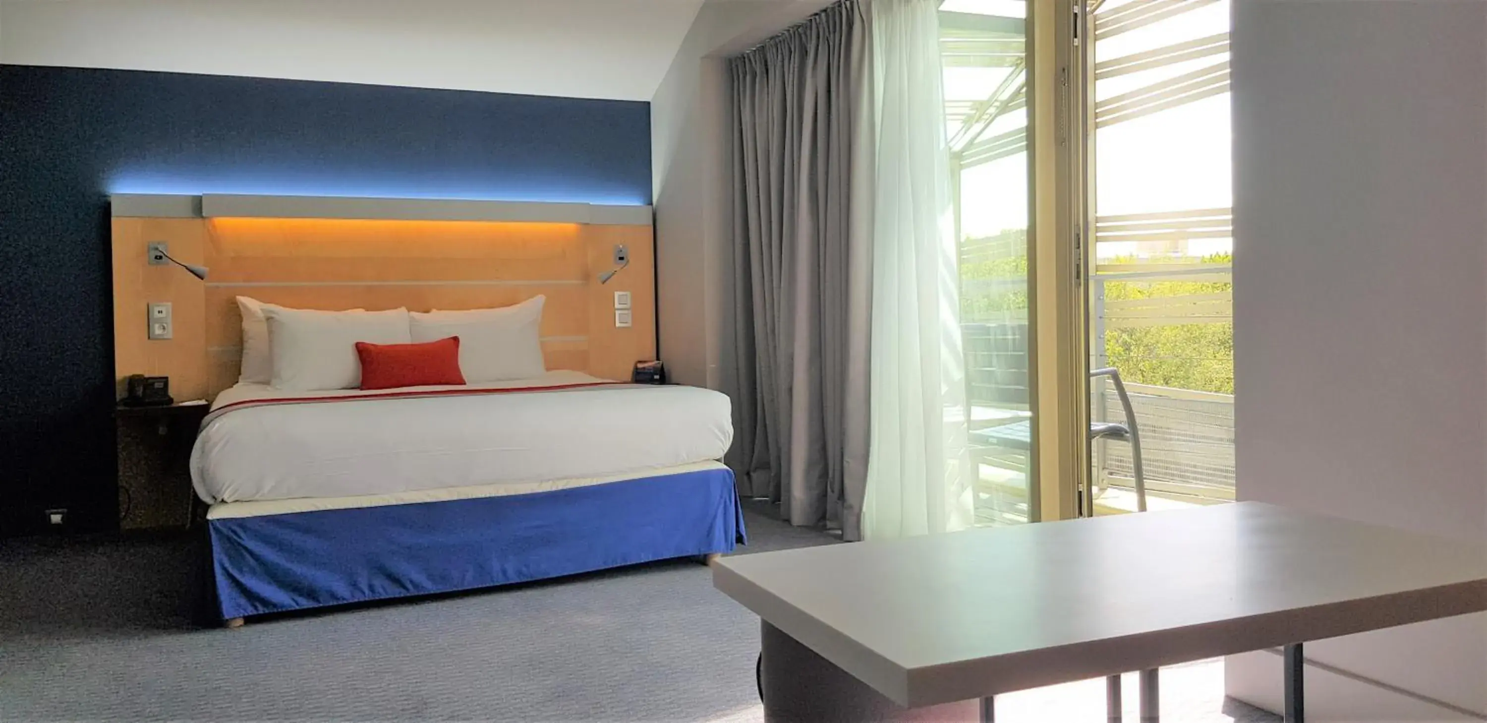 Photo of the whole room, Bed in Holiday Inn Express Paris-Canal De La Villette by IHG Photo of the whole room, Bed in Holiday Inn Express Paris-Canal De La Villette by IHG