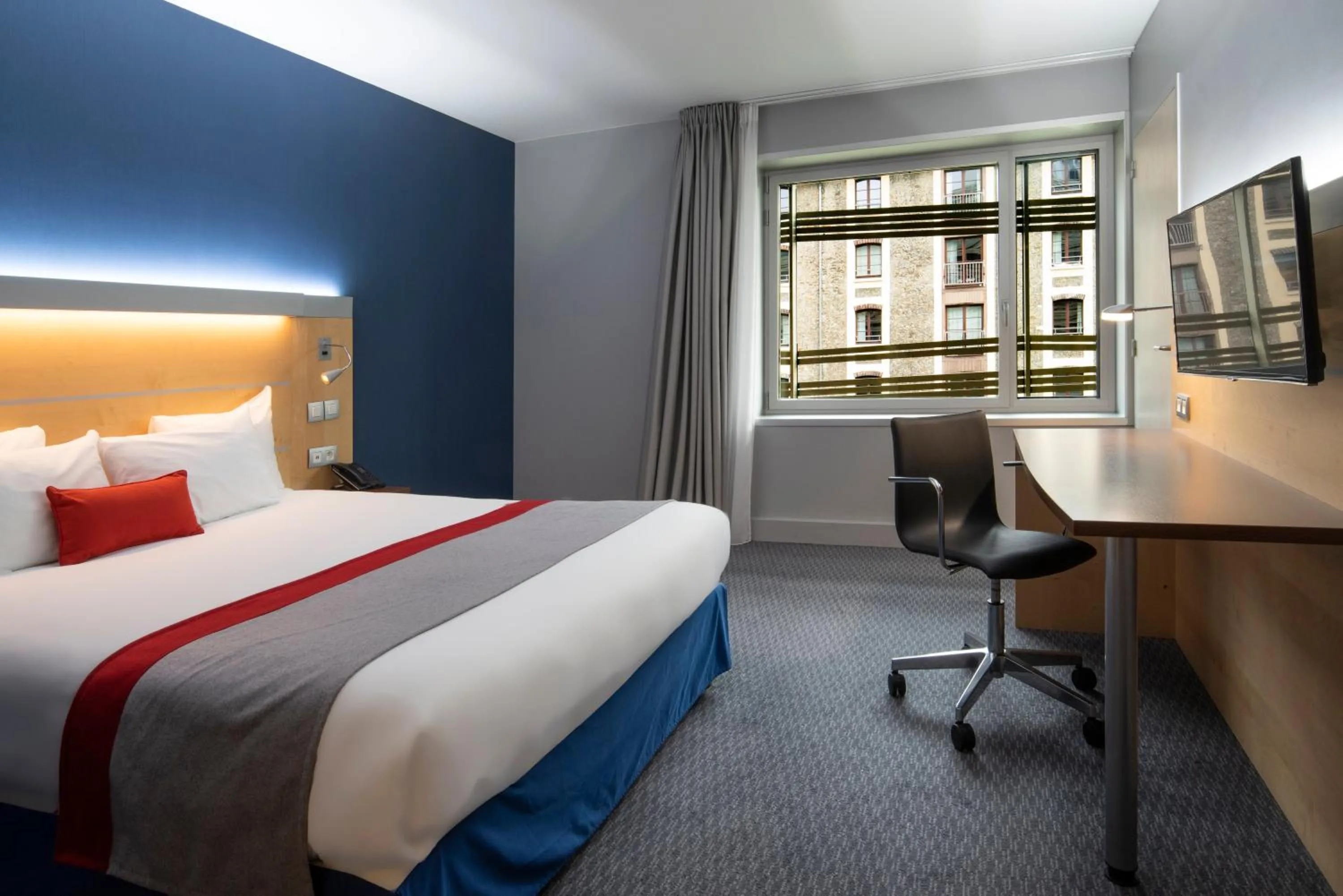 Photo of the whole room, Bed in Holiday Inn Express Paris-Canal De La Villette by IHG