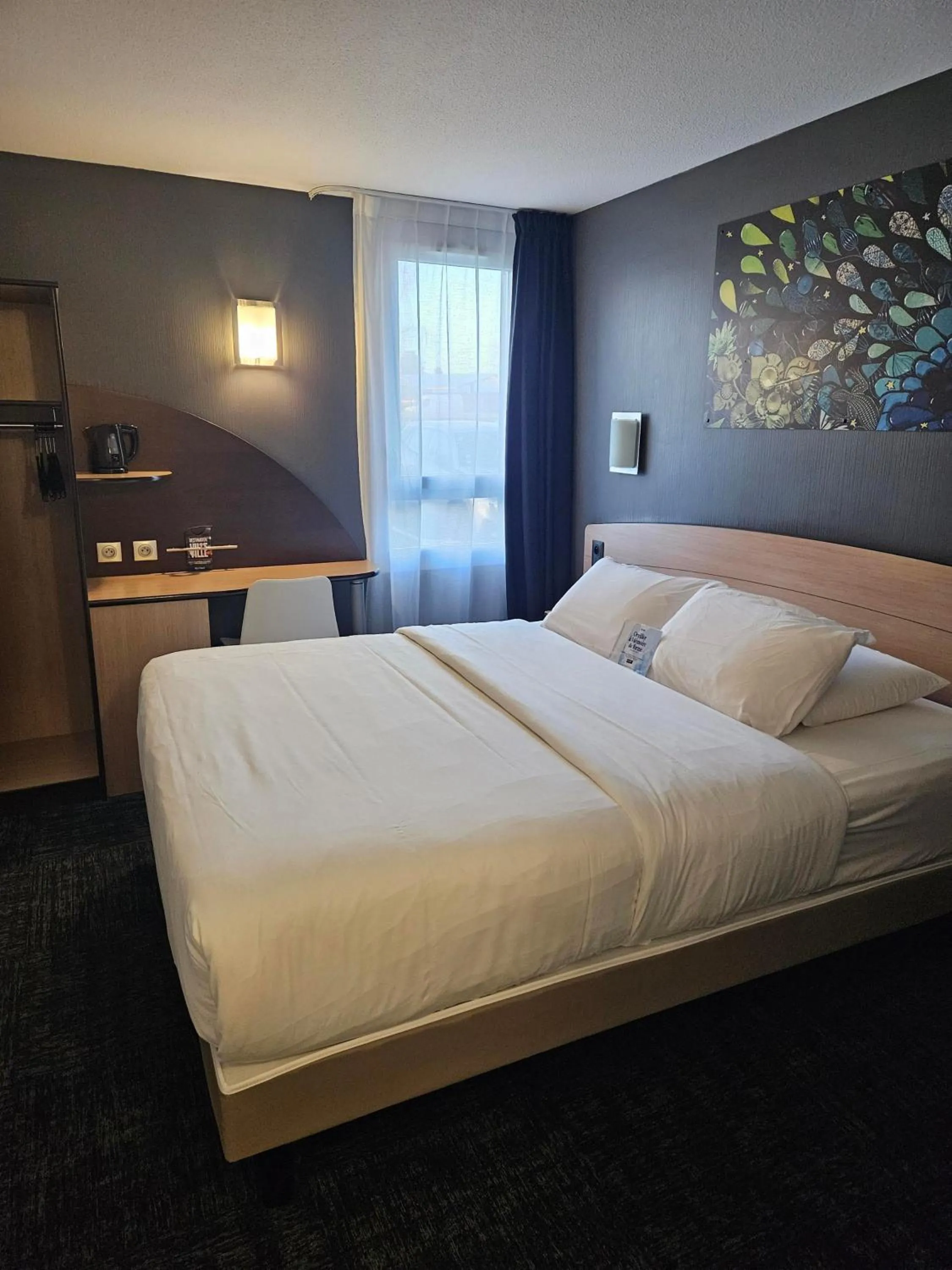 Bedroom, Bed in Kyriad Niort-Espace MendesFrance