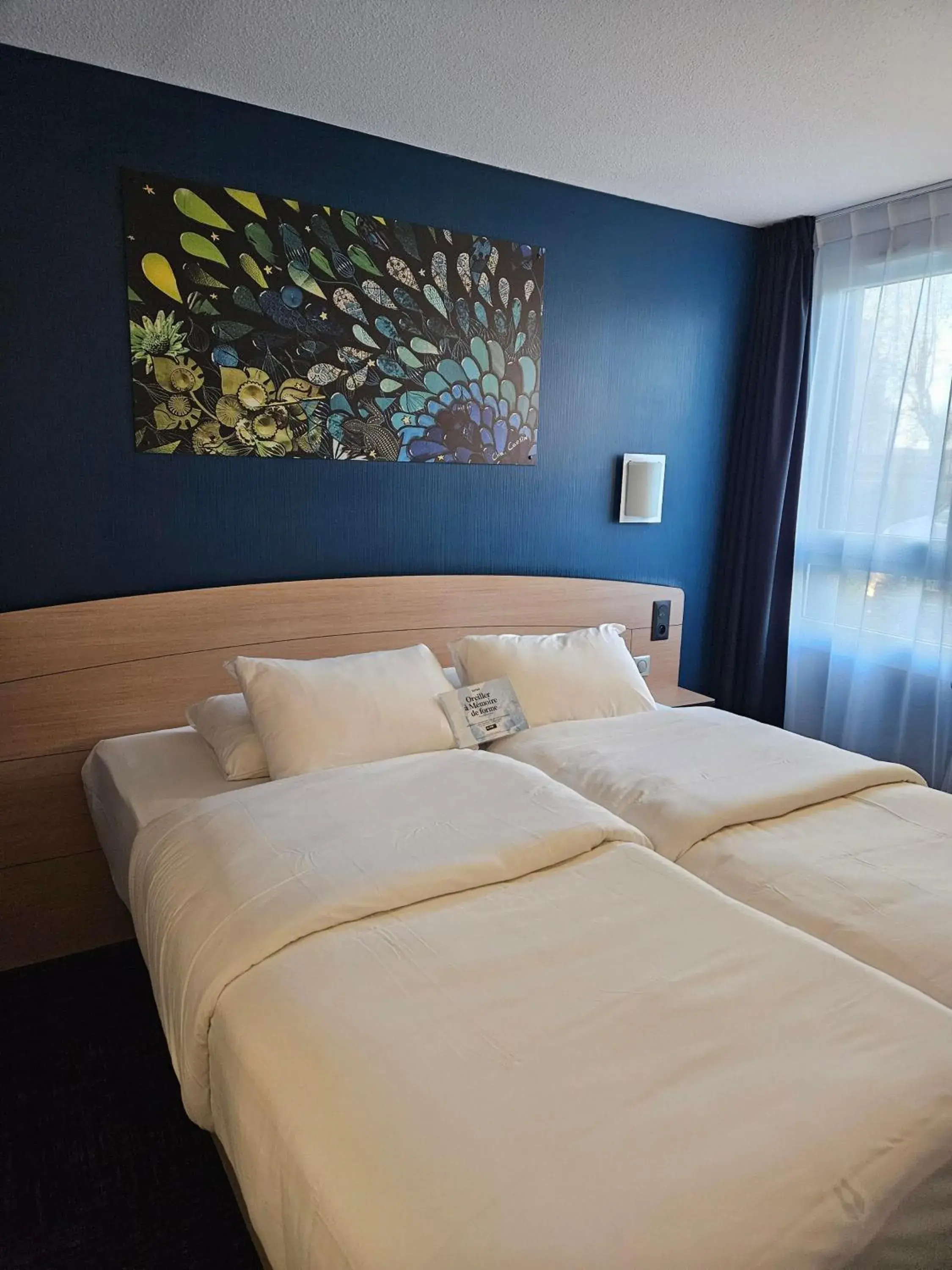 Bedroom, Bed in Kyriad Niort-Espace MendesFrance Bedroom, Bed in Kyriad Niort-Espace MendesFrance