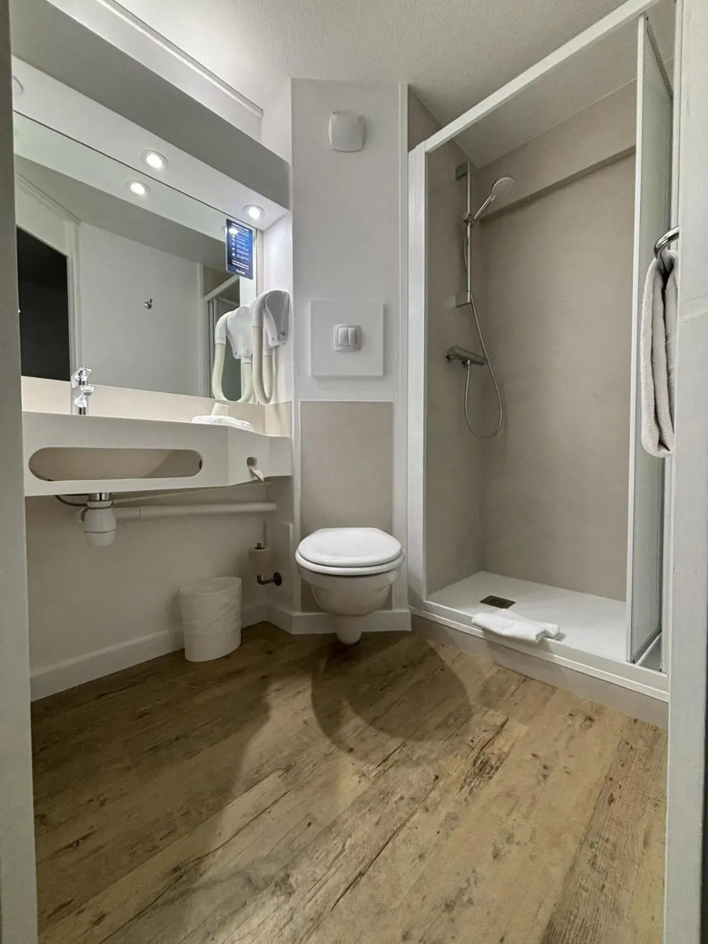 Bathroom in Kyriad Niort-Espace MendesFrance Bathroom in Kyriad Niort-Espace MendesFrance