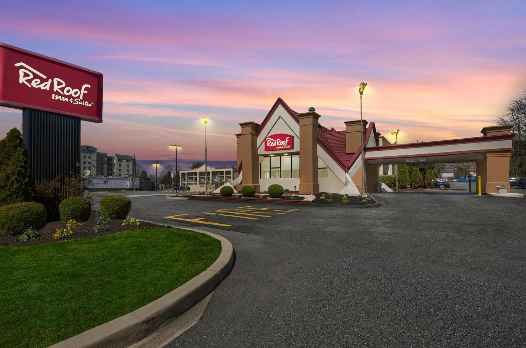 Property building in Red Roof Inn and Suites Newark - University