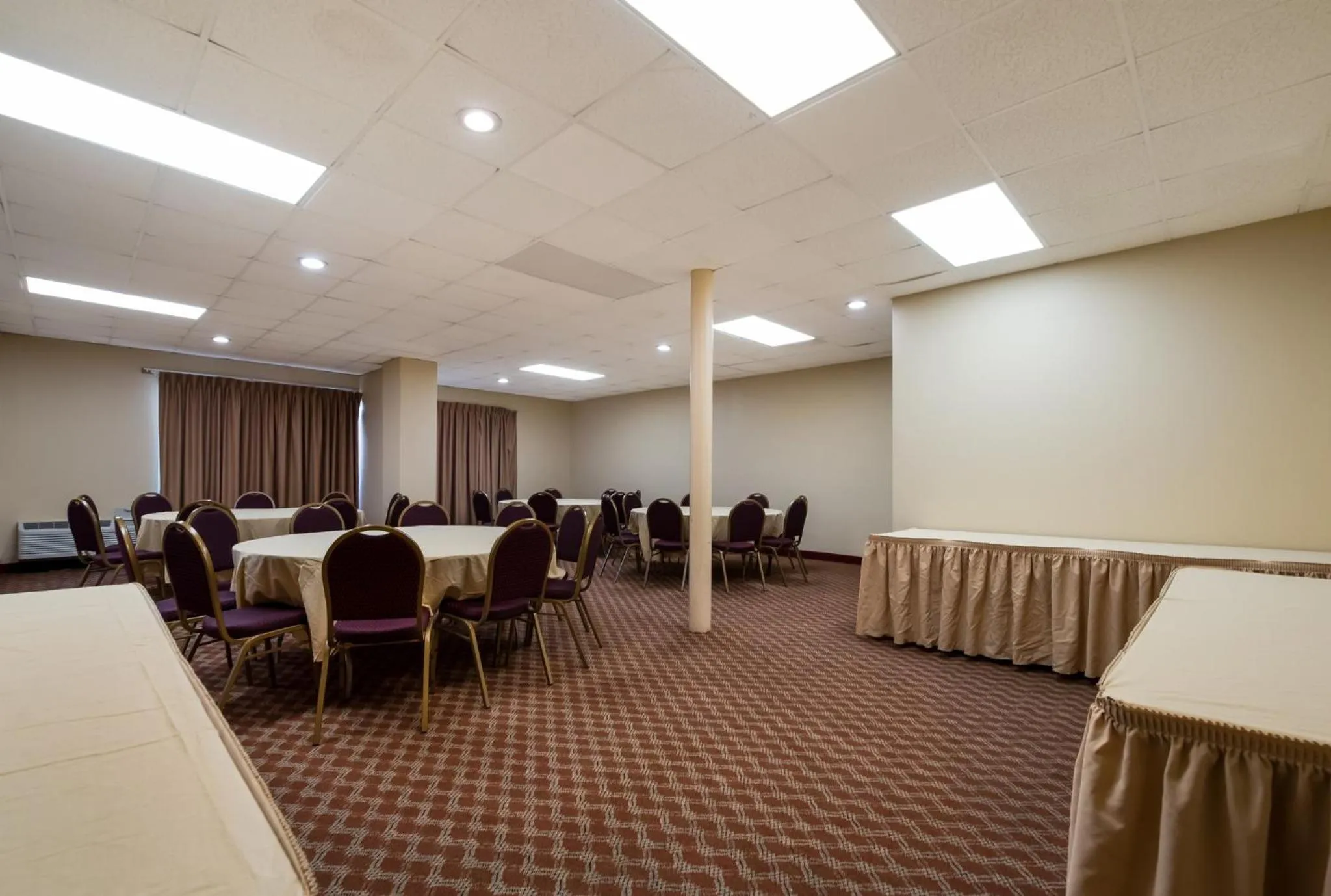 Meeting/conference room in Red Roof Inn and Suites Newark - University