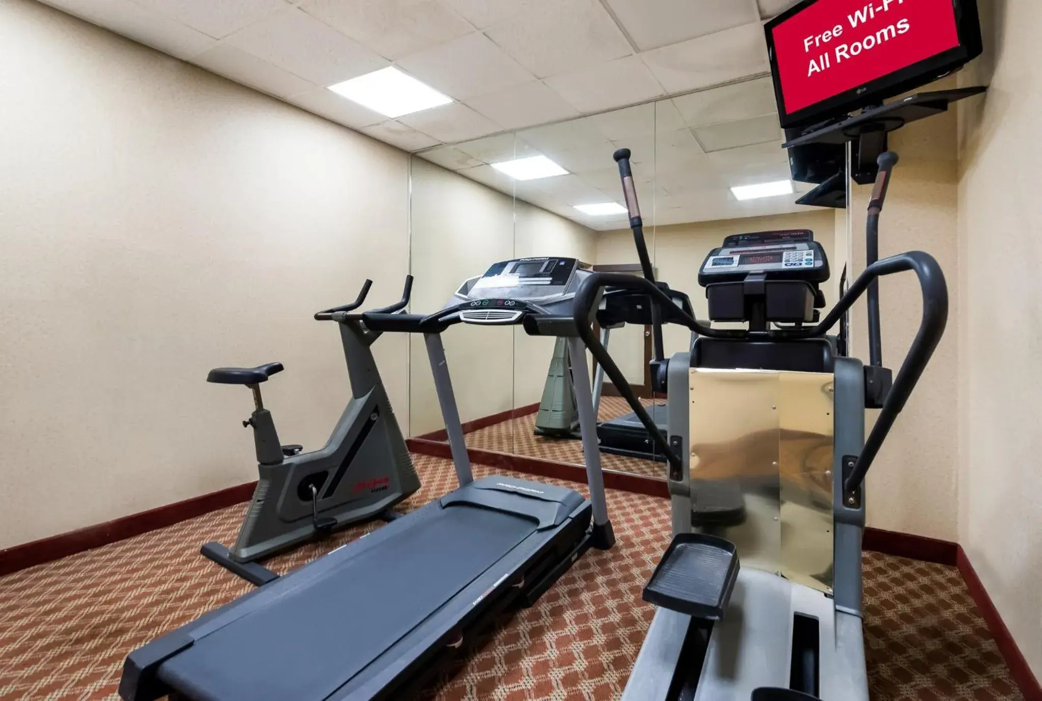 Fitness centre/facilities in Red Roof Inn and Suites Newark - University Fitness centre/facilities in Red Roof Inn and Suites Newark - University