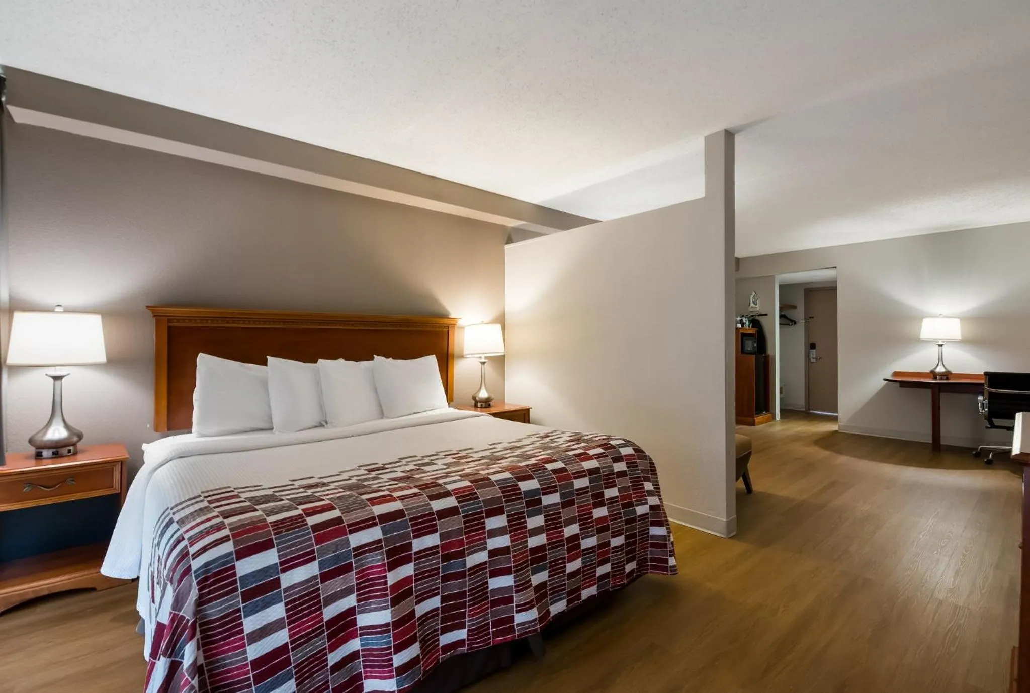 Photo of the whole room, Bed in Red Roof Inn and Suites Newark - University