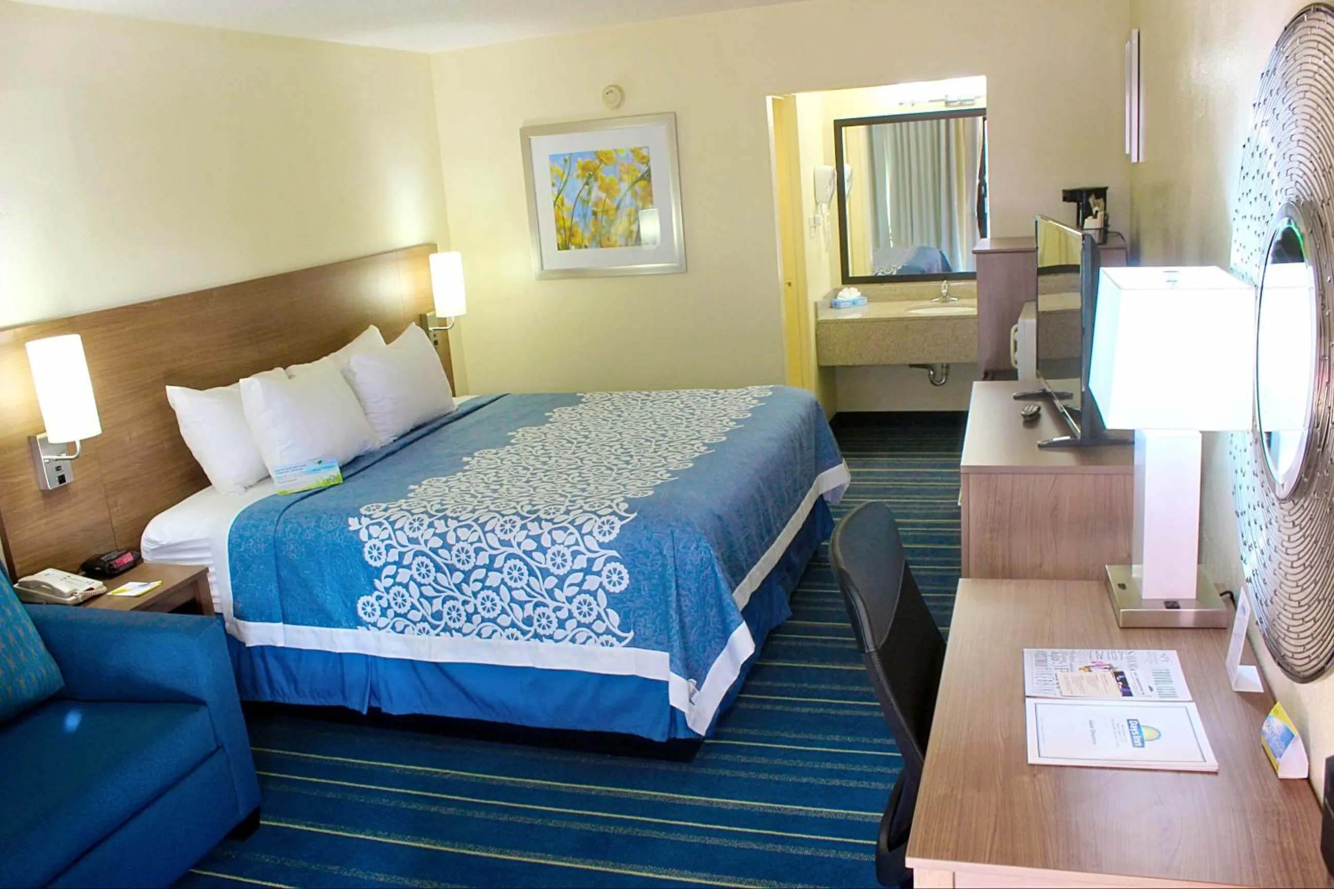 Photo of the whole room, Bed in Days Inn by Wyndham Newark Wilmington