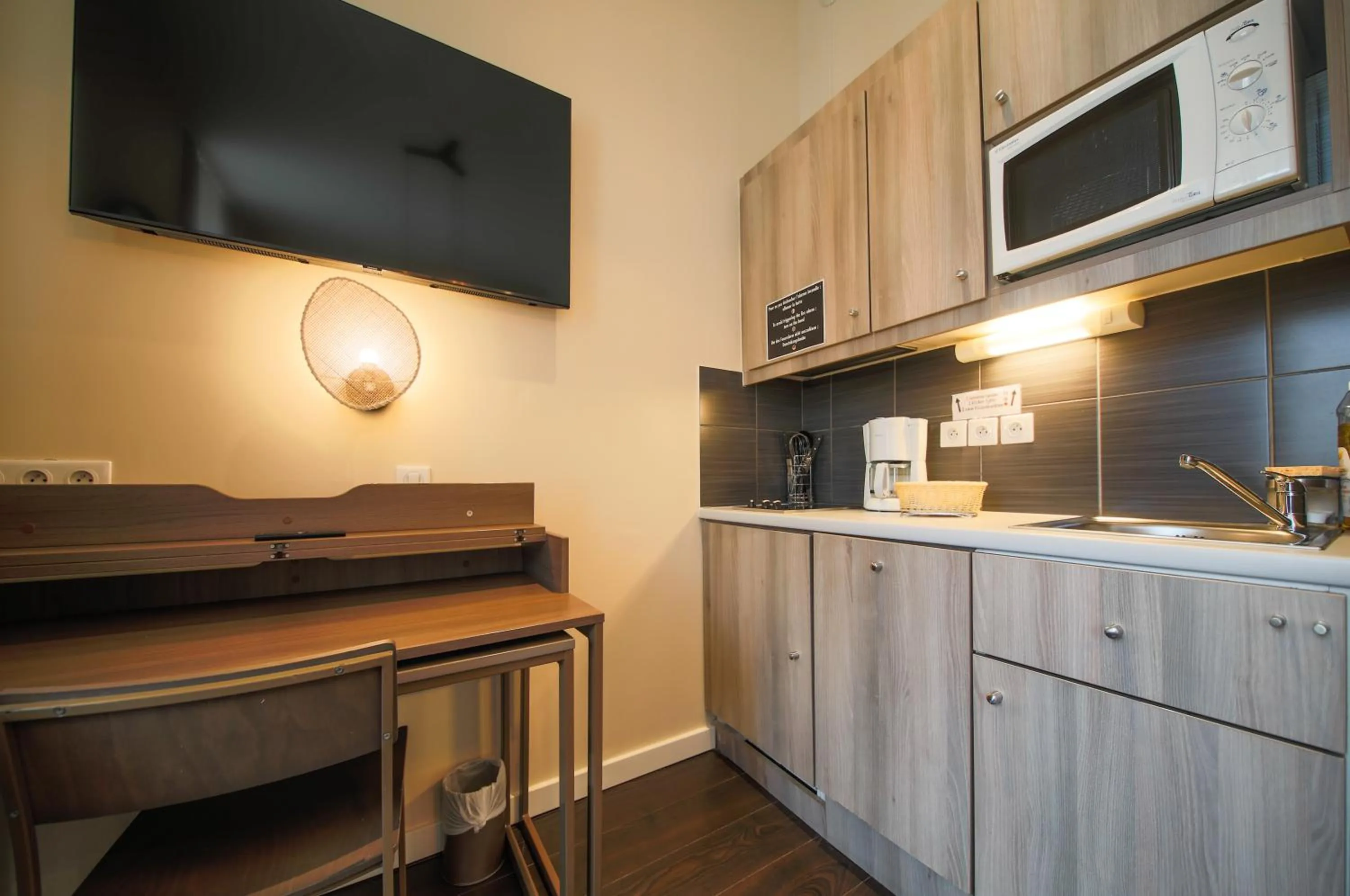 Kitchen or kitchenette in Aparthotel Adagio Strasbourg Place Kleber