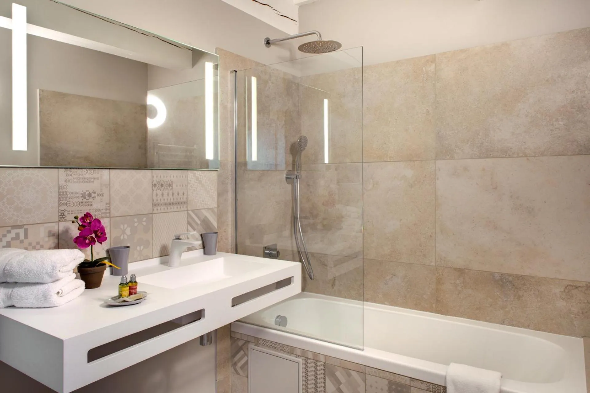 Bathroom in Hôtel Le Pré Saint Michel