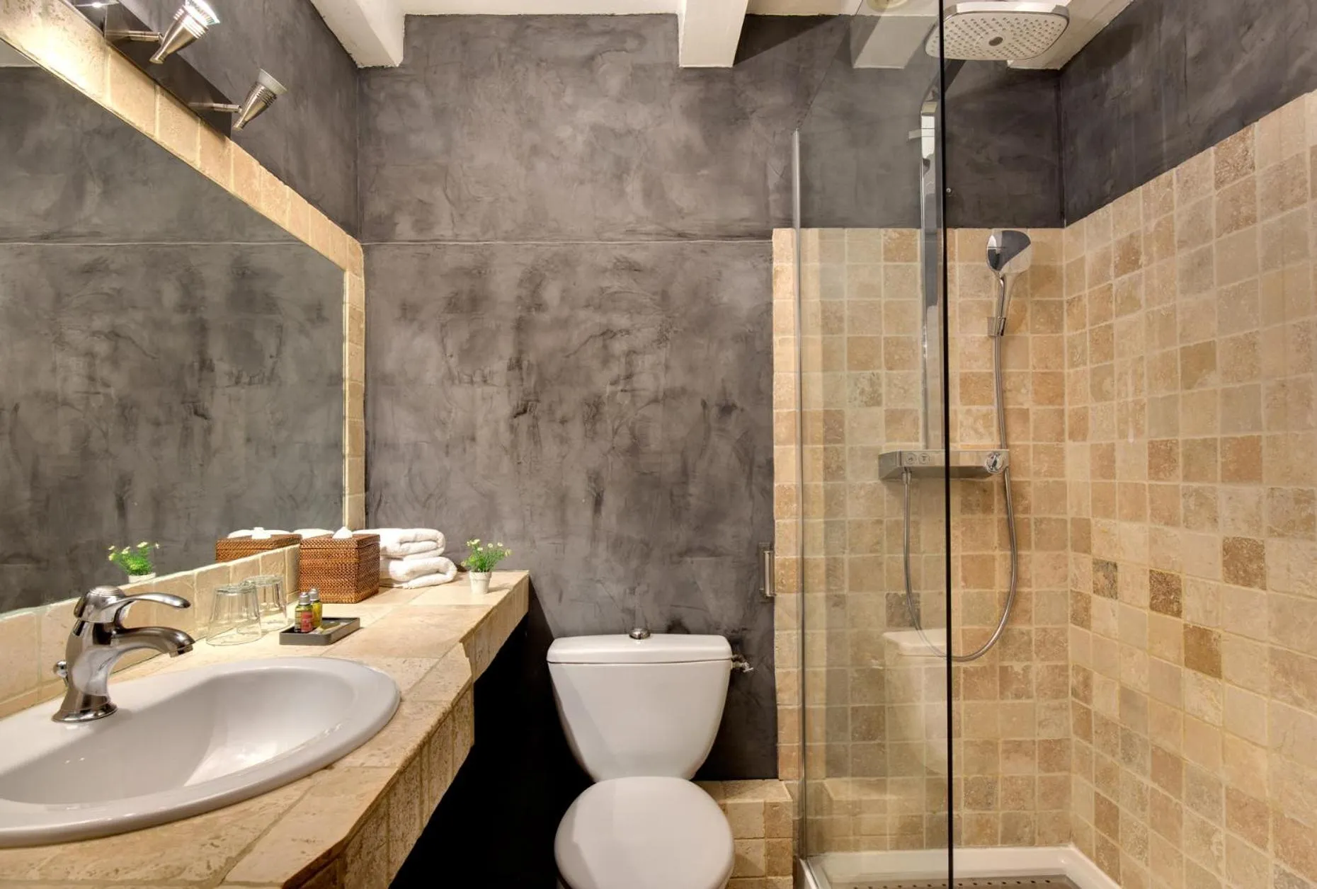 Bathroom in Hôtel Le Pré Saint Michel