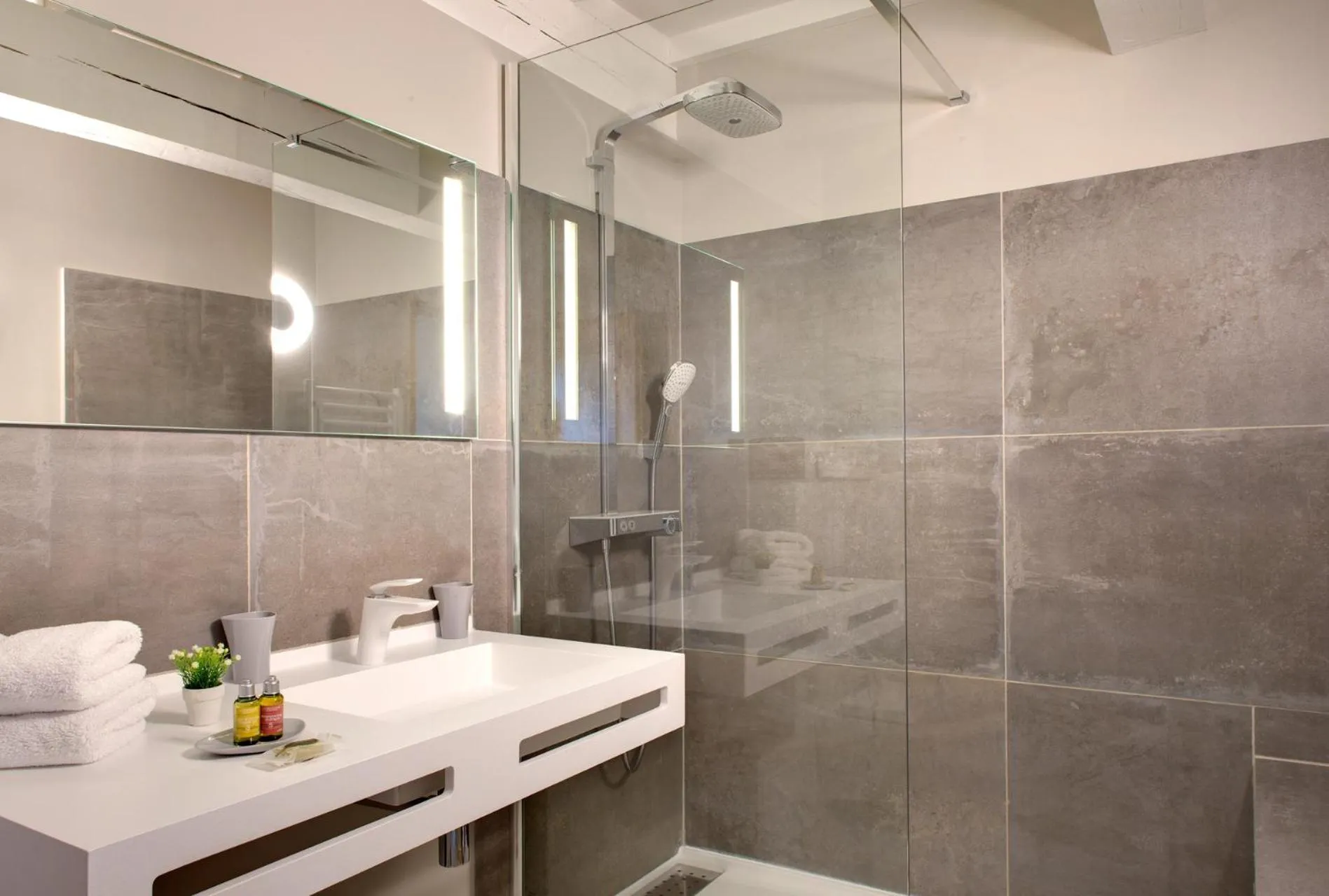 Bathroom in Hôtel Le Pré Saint Michel