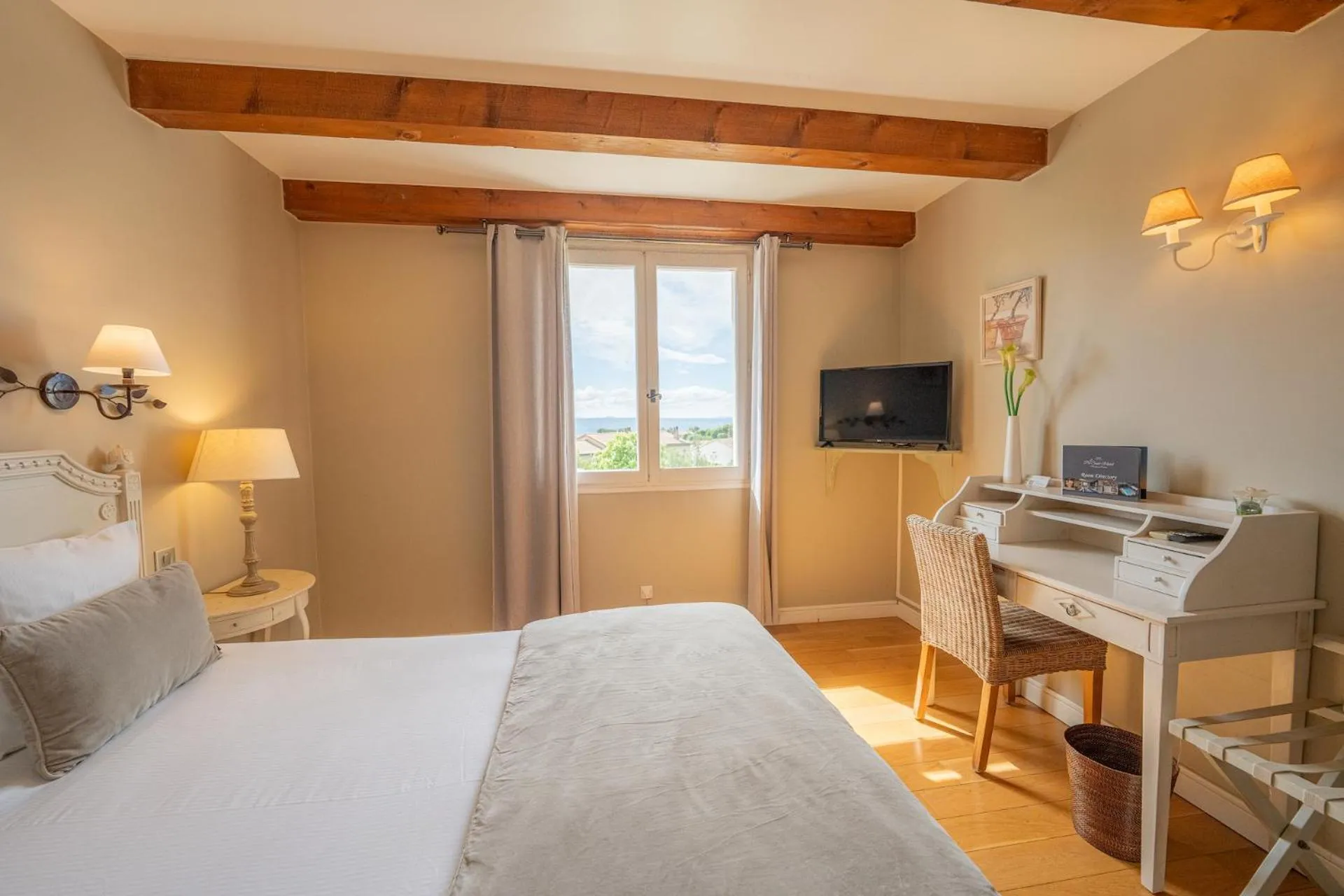 Bed in Hôtel Le Pré Saint Michel