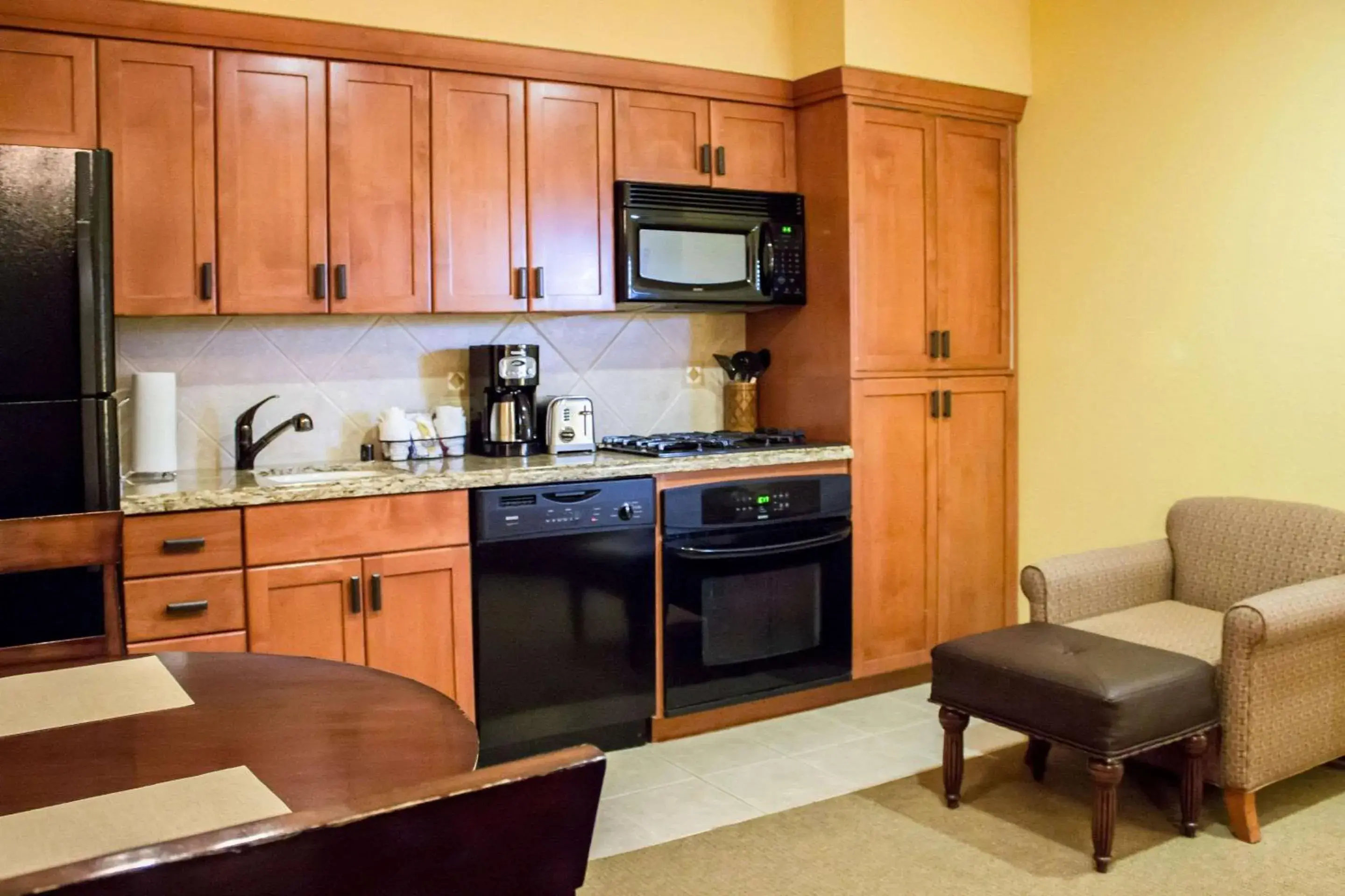 Bedroom, Kitchen/Kitchenette in Bluegreen Vacations Cibola Vista Resort & Spa, An Ascend Resort