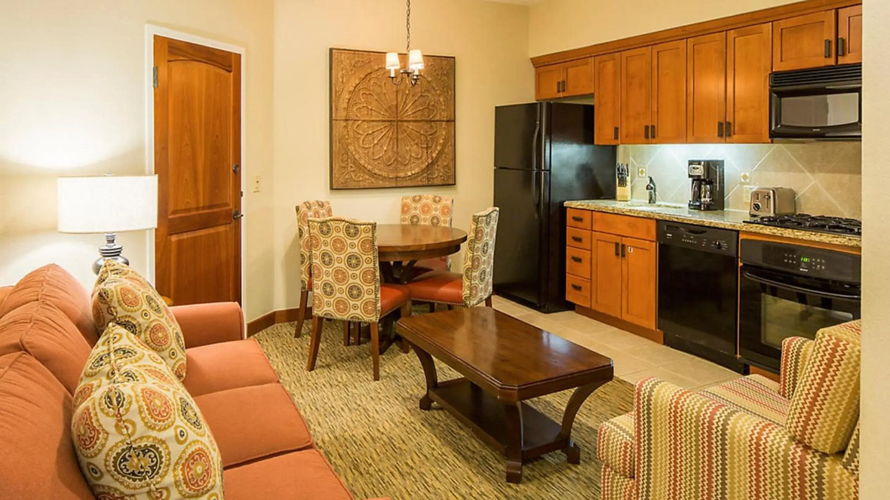 Living room, Kitchen/Kitchenette in Bluegreen Vacations Cibola Vista Resort & Spa, An Ascend Resort
