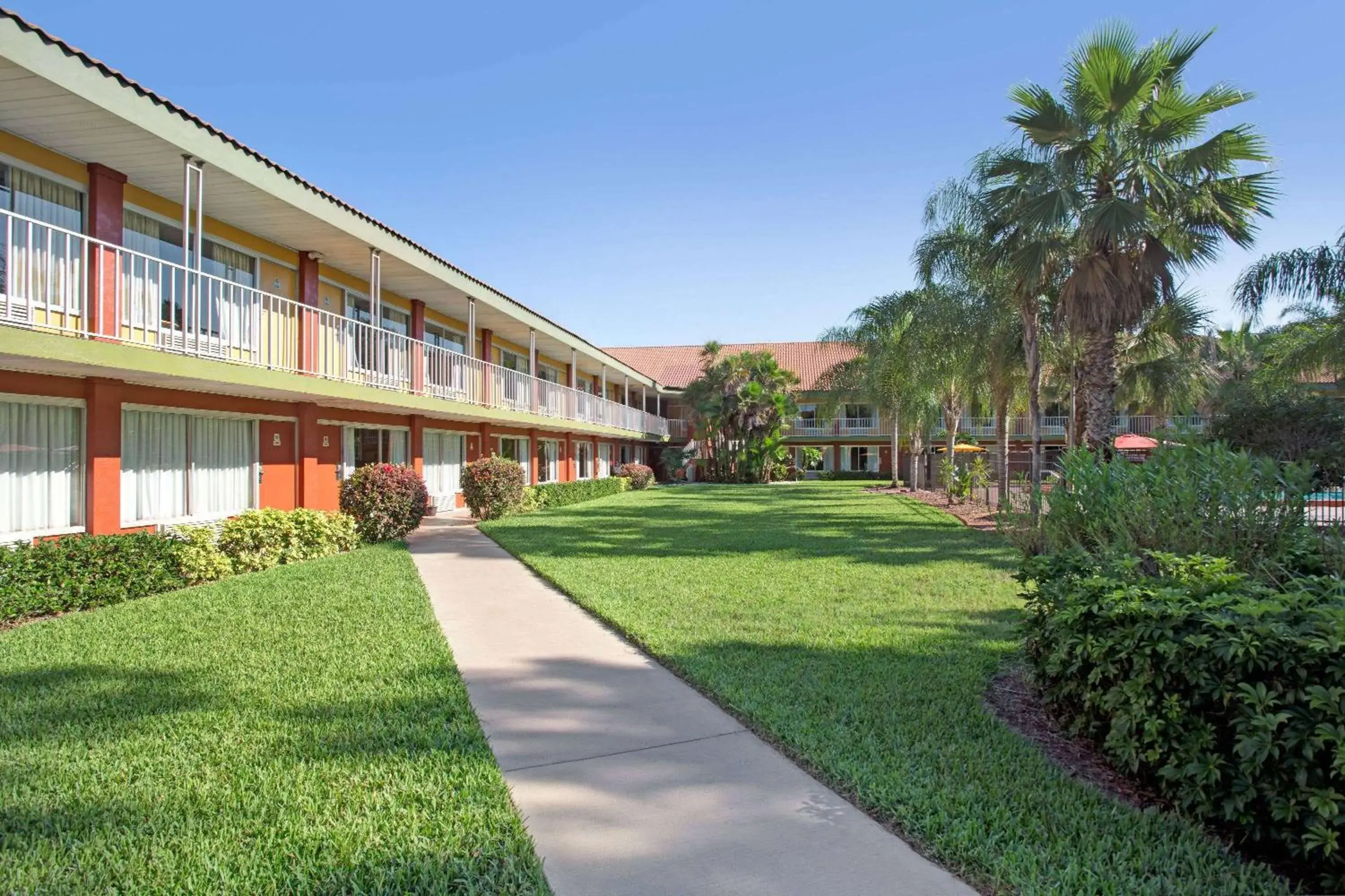 Property building in Days Inn by Wyndham Cocoa Cruiseport West At I-95/524 Property building in Days Inn by Wyndham Cocoa Cruiseport West At I-95/524