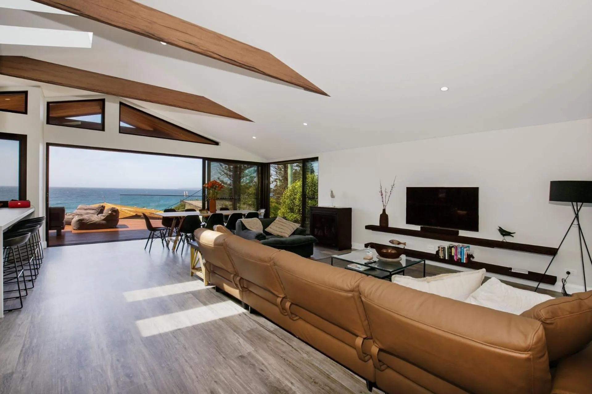 Seaview I Pet Friendly with Stunning Views I 1 Min to Beach