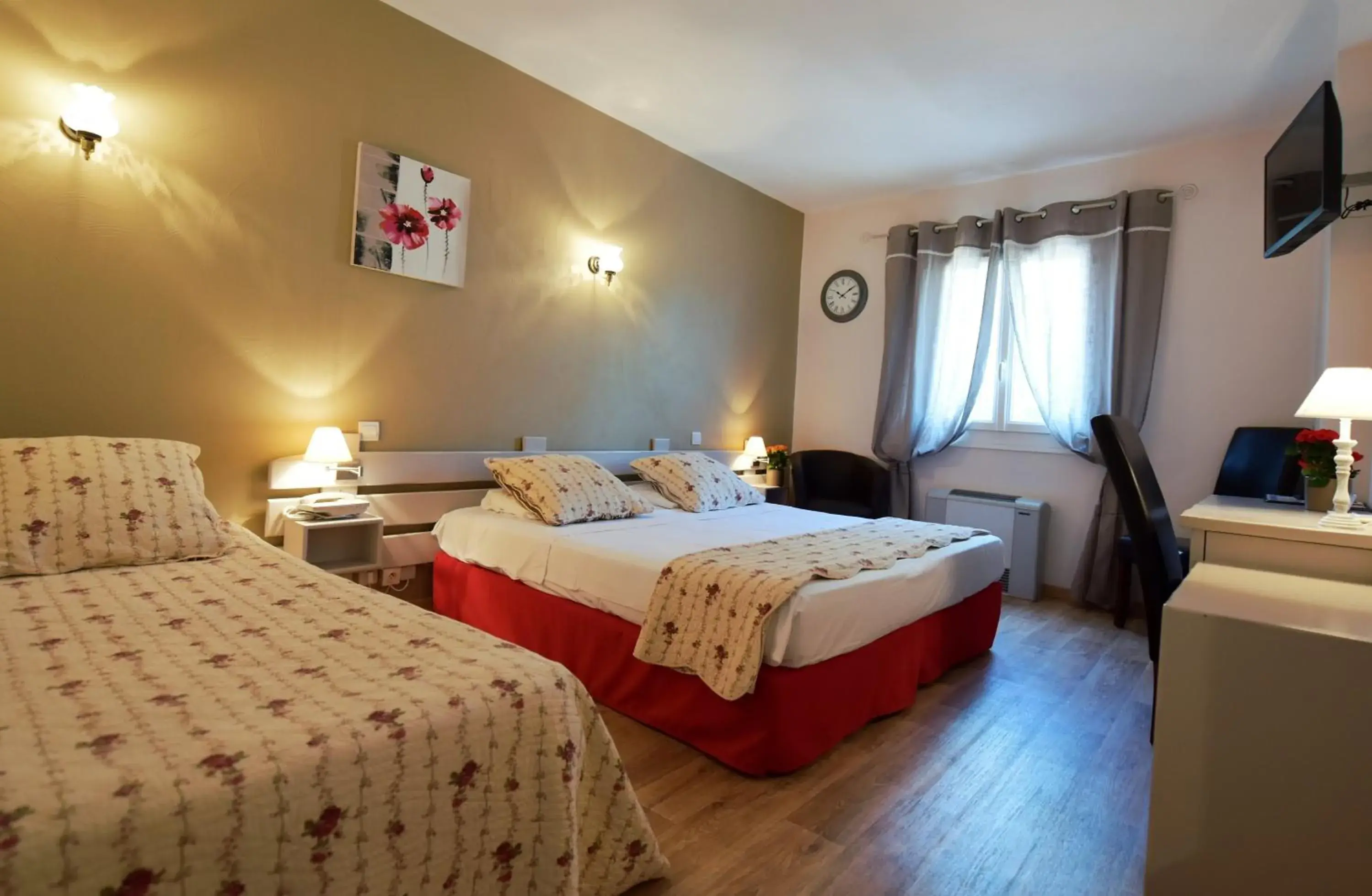 Photo of the whole room, Bed in Hôtel du Parc, Avignon Est, The Originals City, Photo of the whole room, Bed in Hôtel du Parc, Avignon Est, The Originals City,