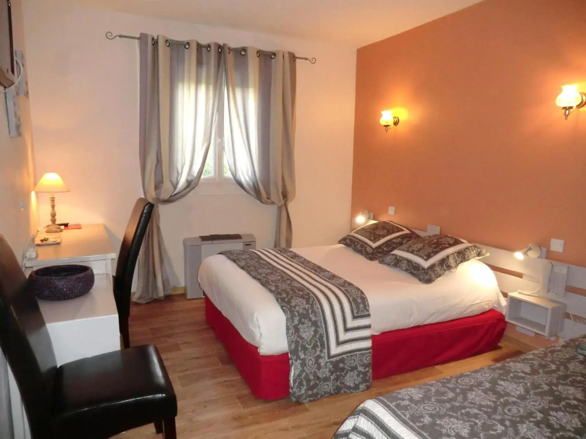 Photo of the whole room, Bed in Hôtel du Parc, Avignon Est, The Originals City, Photo of the whole room, Bed in Hôtel du Parc, Avignon Est, The Originals City,
