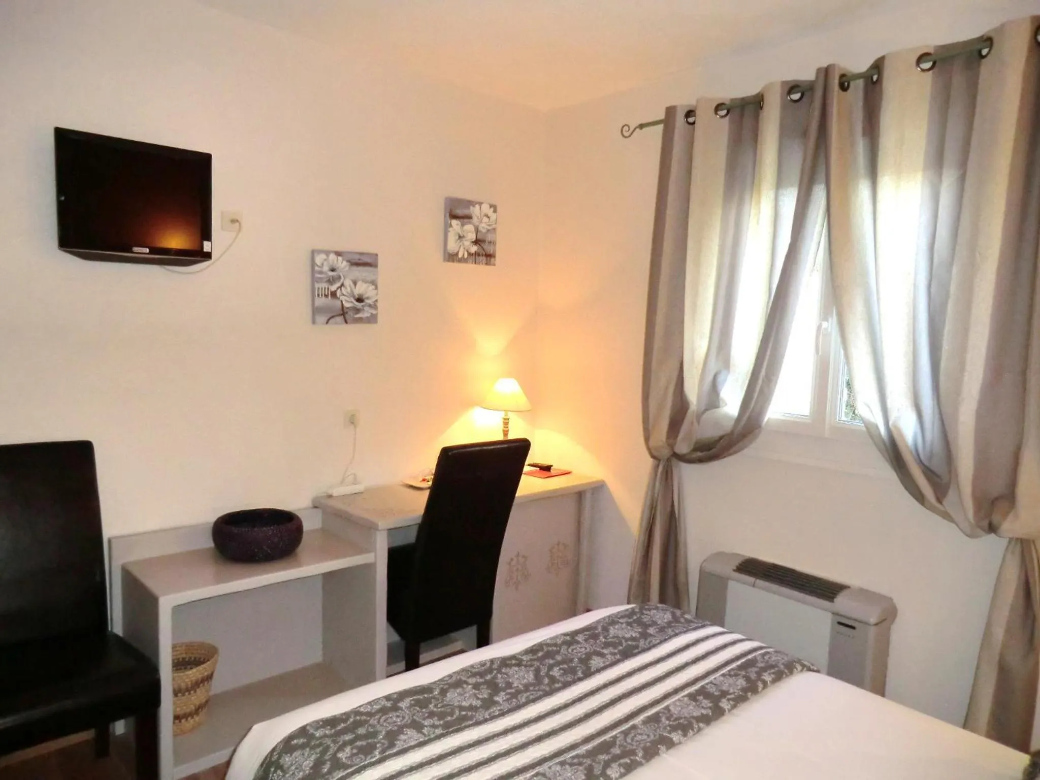 Seating area, Bed in Hôtel du Parc, Avignon Est, The Originals City,