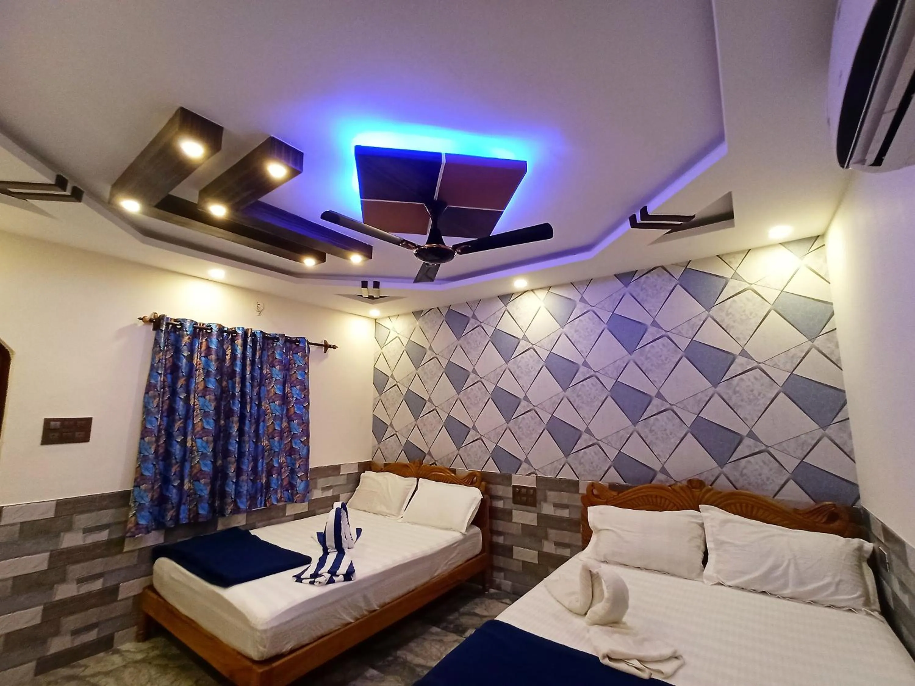 Bed in Richard Inn Residency