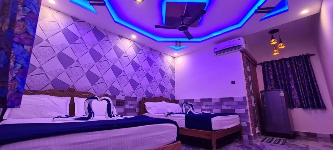 Bed in Richard Inn Residency