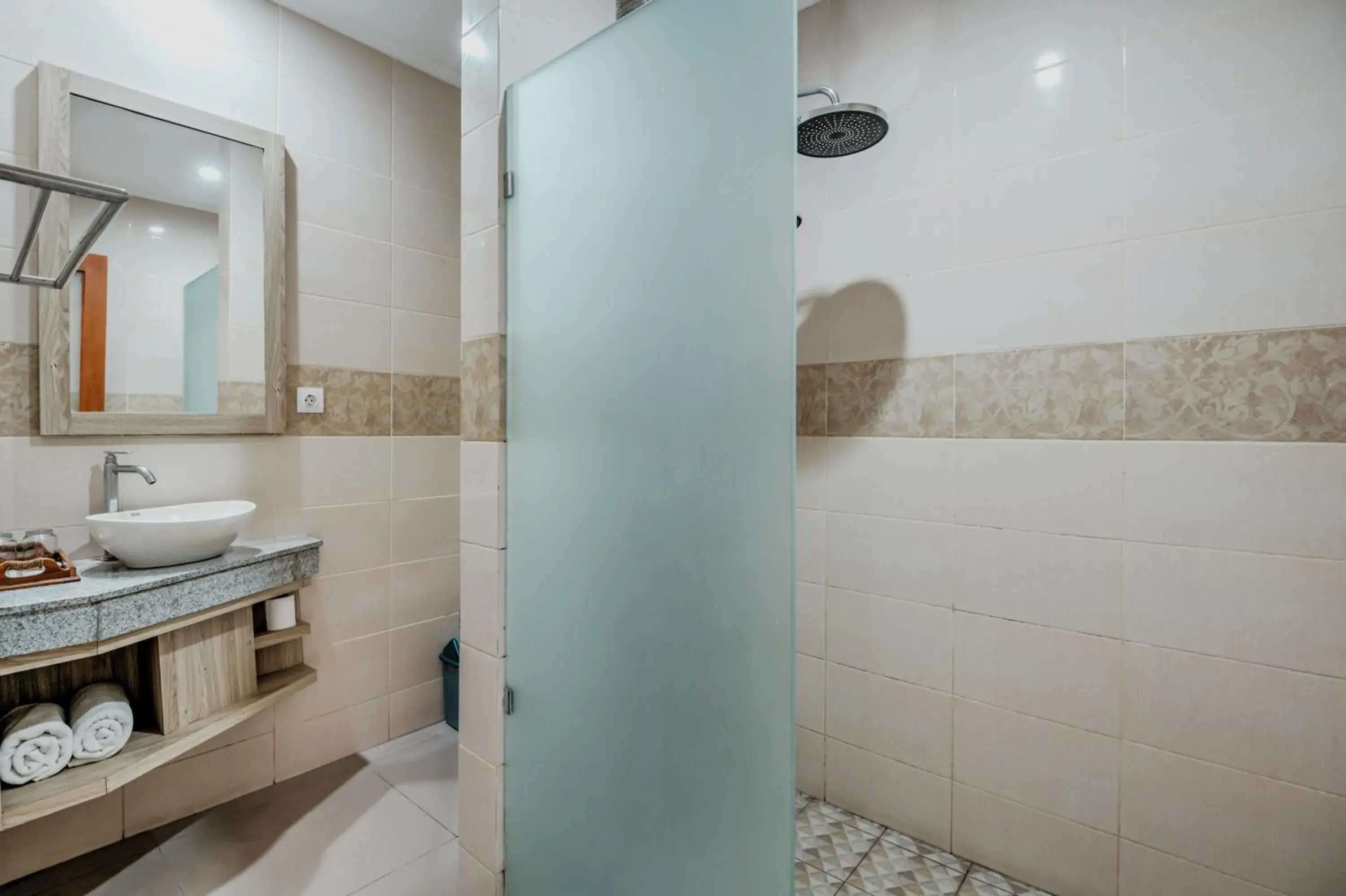 Shower in D Sarian Seminyak Shower in D Sarian Seminyak