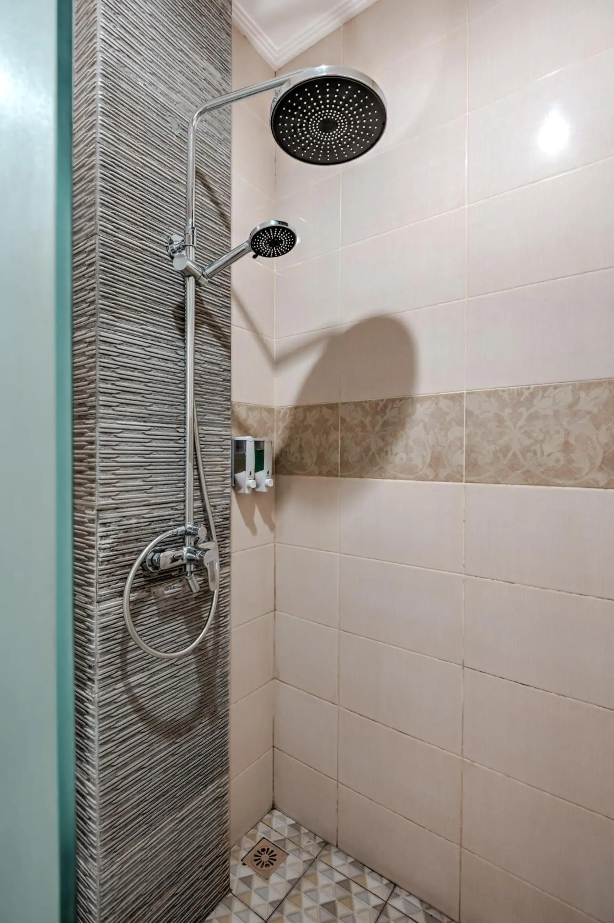 Shower in D Sarian Seminyak Shower in D Sarian Seminyak