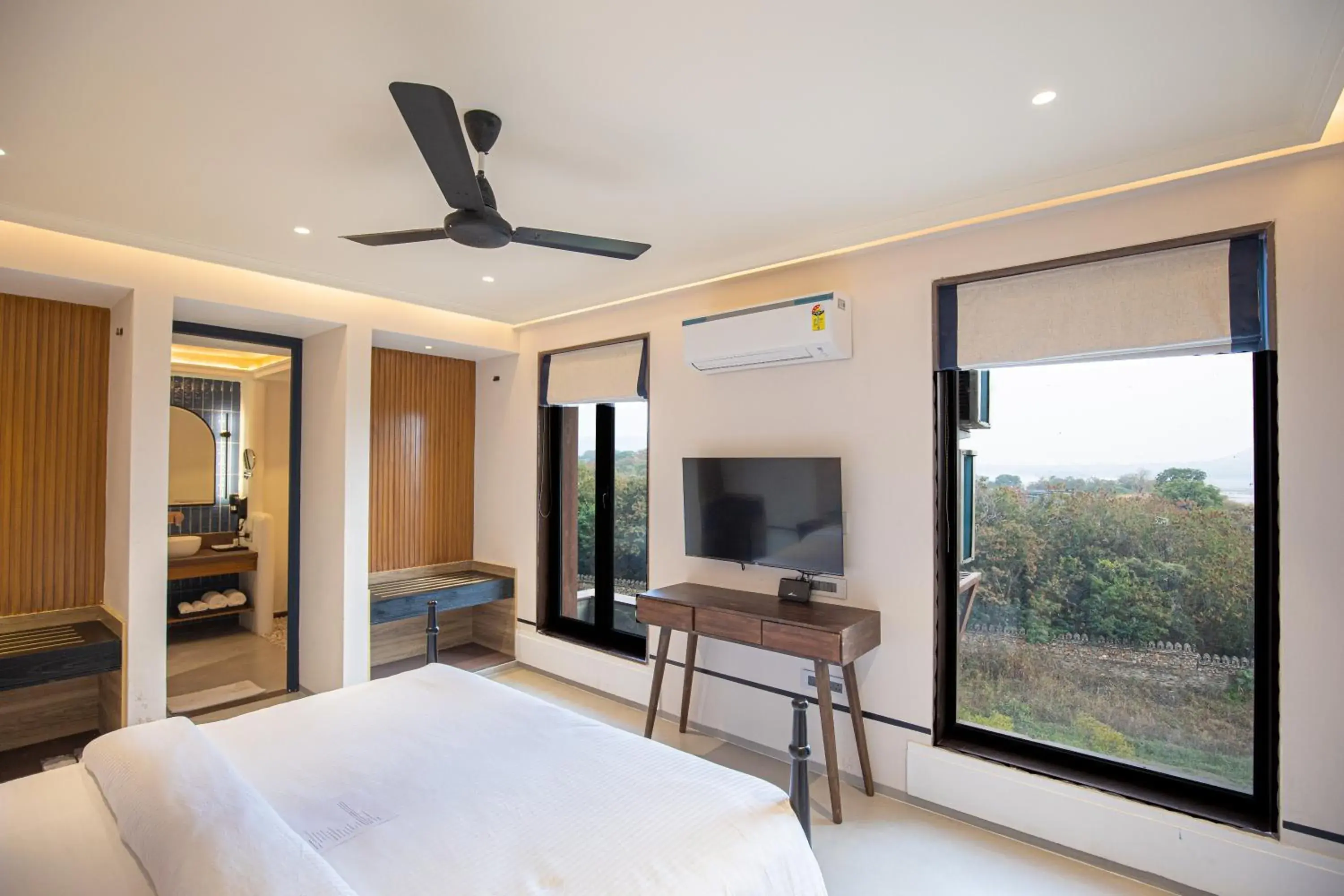 Bed in The Sierra - By The Lake Bed in The Sierra - By The Lake