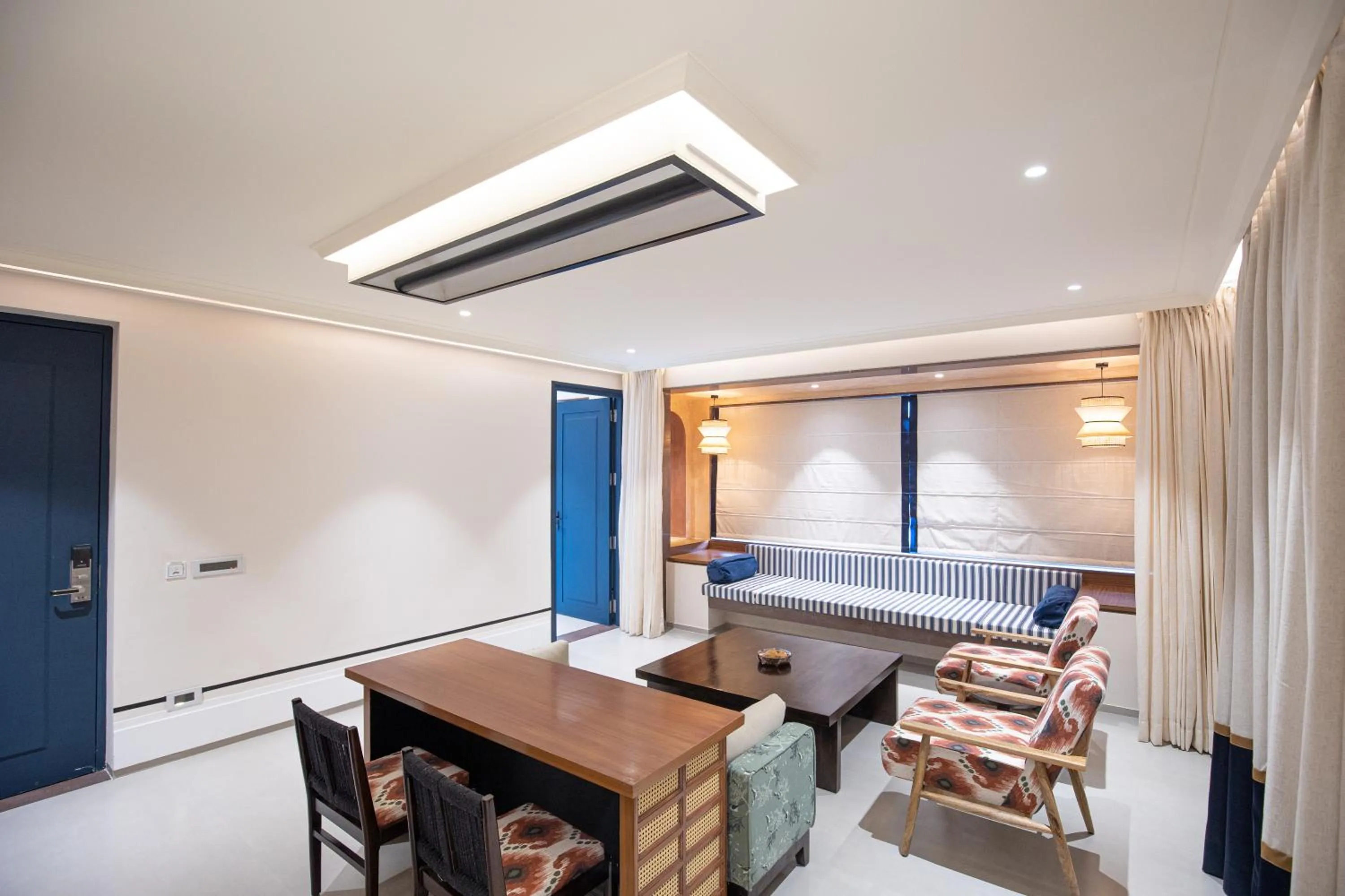 Seating area, Bed in The Sierra - By The Lake