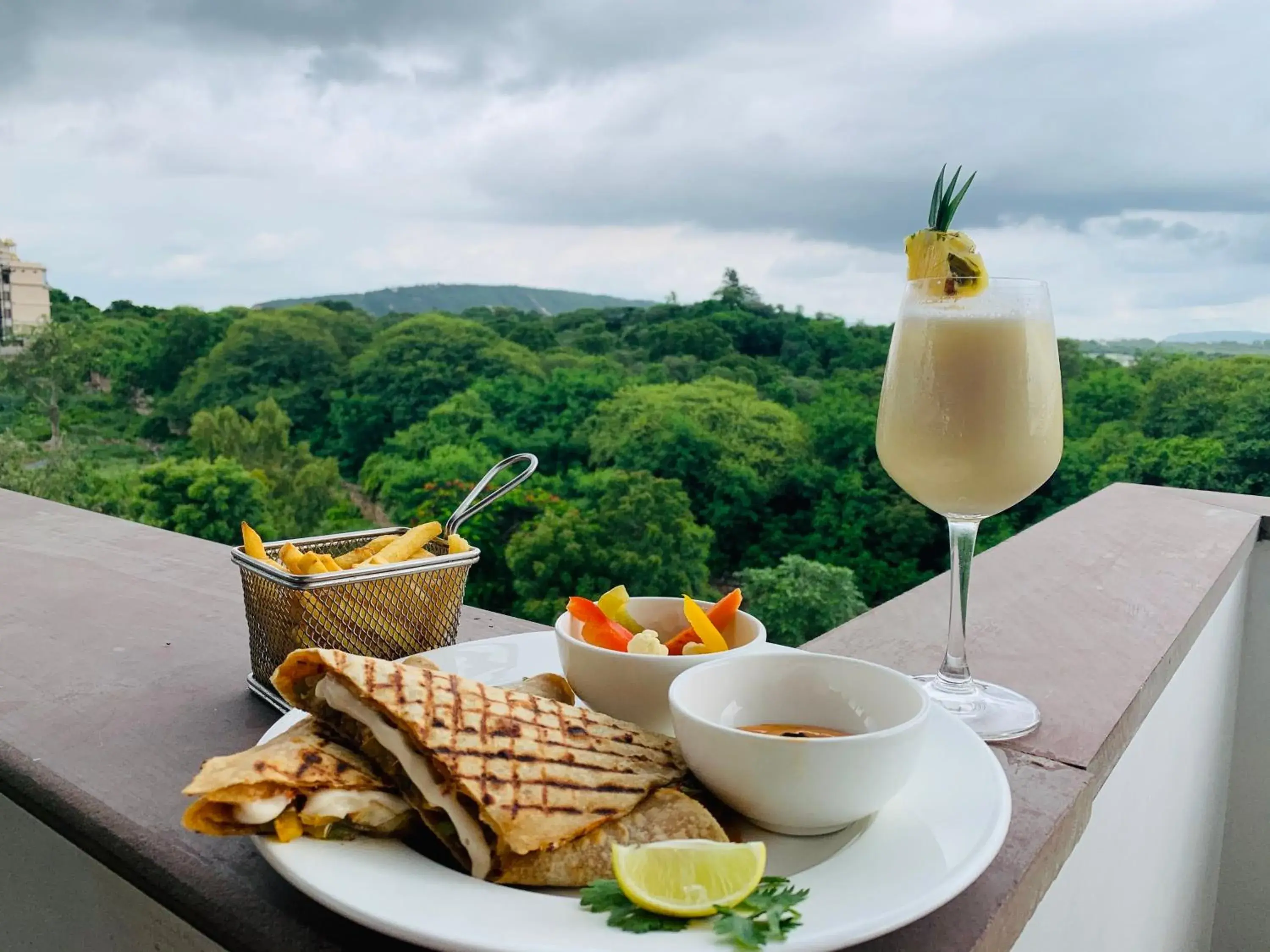 Restaurant/places to eat in The Sierra - By The Lake Restaurant/places to eat in The Sierra - By The Lake