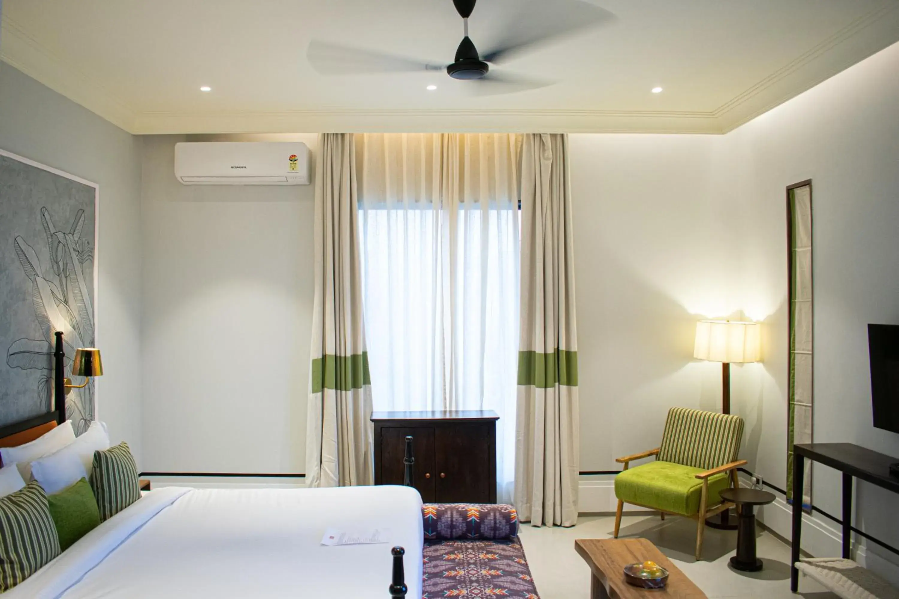 Bed in The Sierra - By The Lake Bed in The Sierra - By The Lake