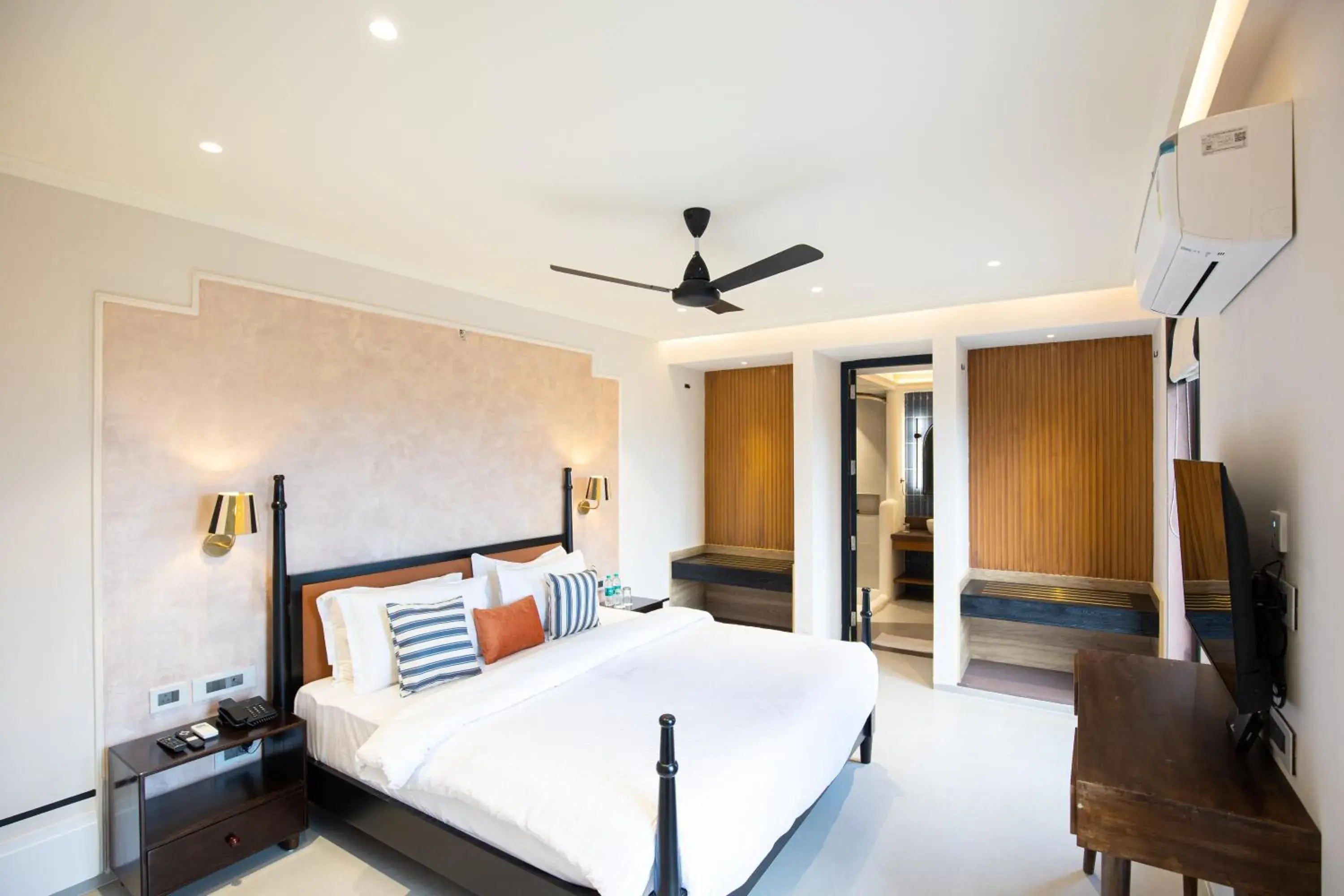 Bed in The Sierra - By The Lake Bed in The Sierra - By The Lake