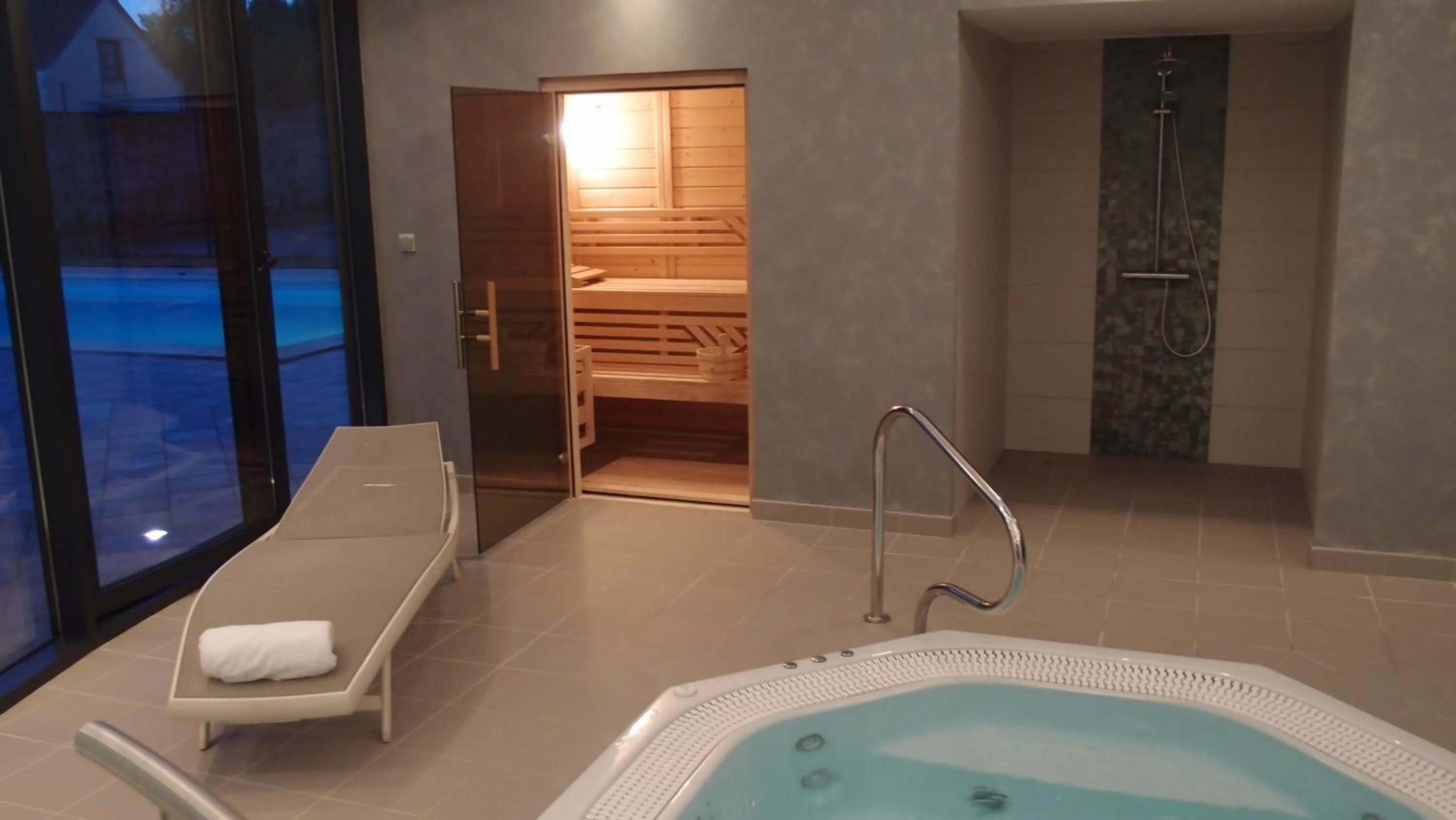 Hot Tub in Logis Le Parc Hotel & Spa