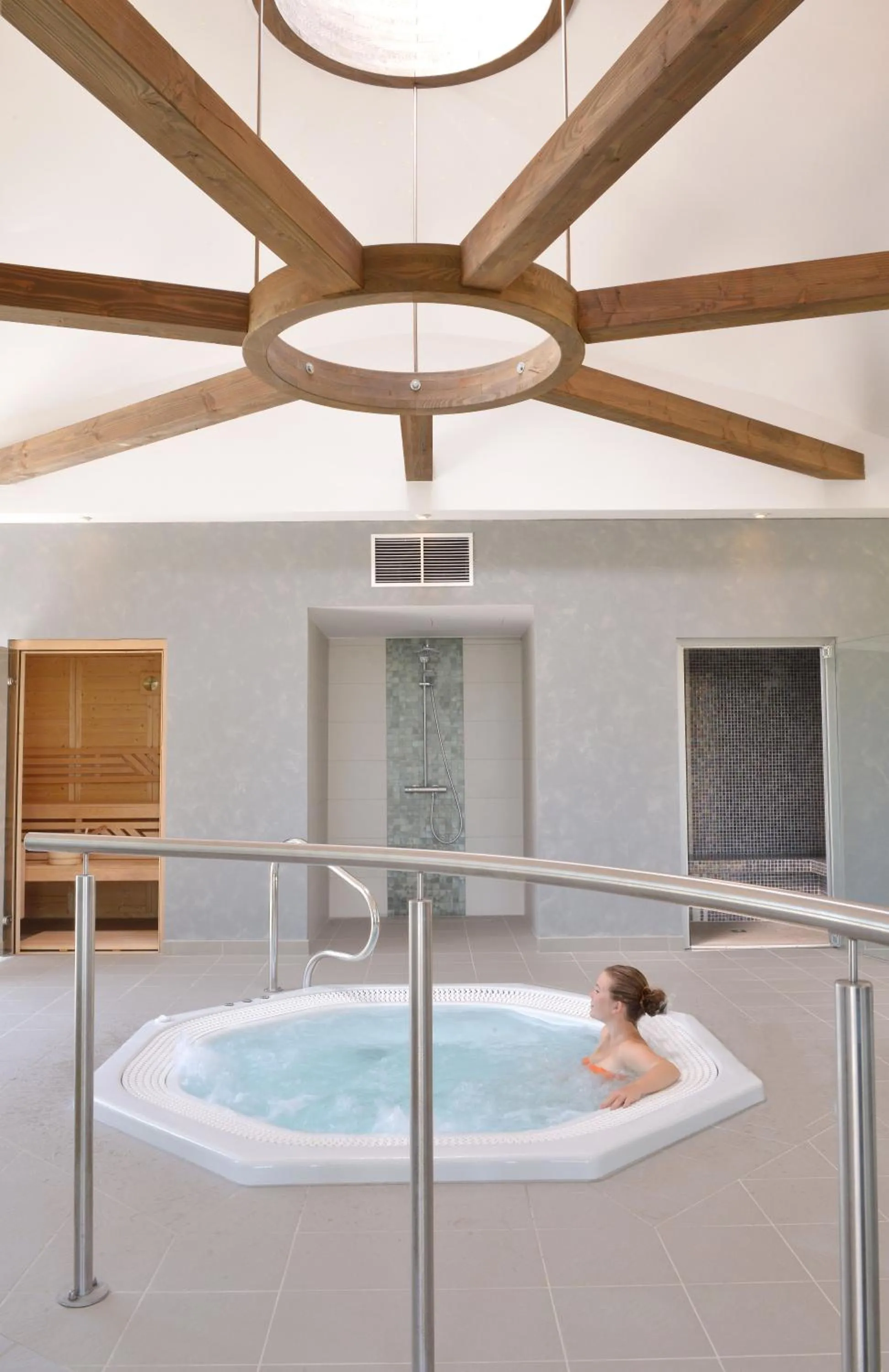 Hot Tub in Logis Le Parc Hotel & Spa