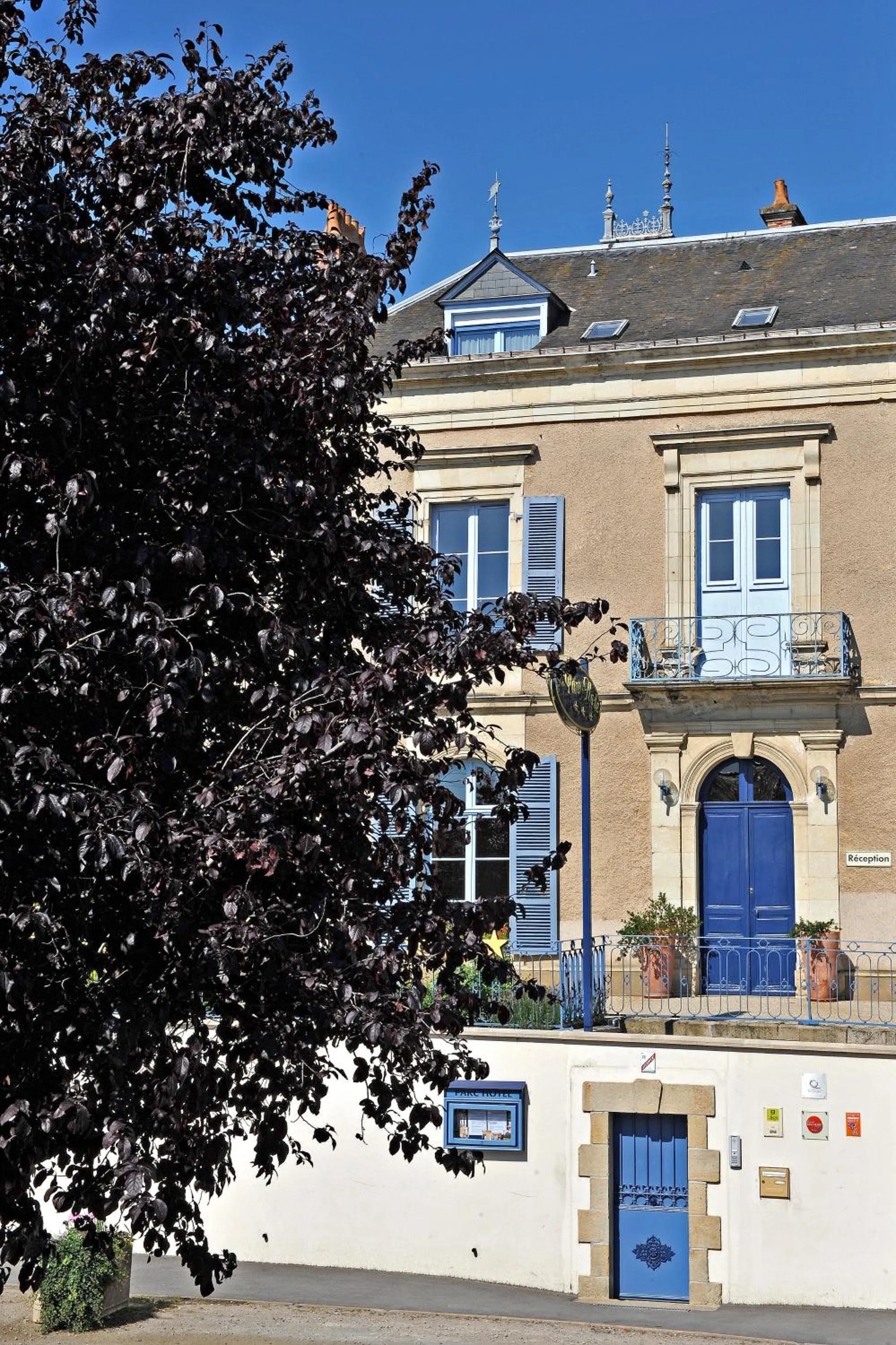 Facade/entrance in Logis Le Parc Hotel & Spa