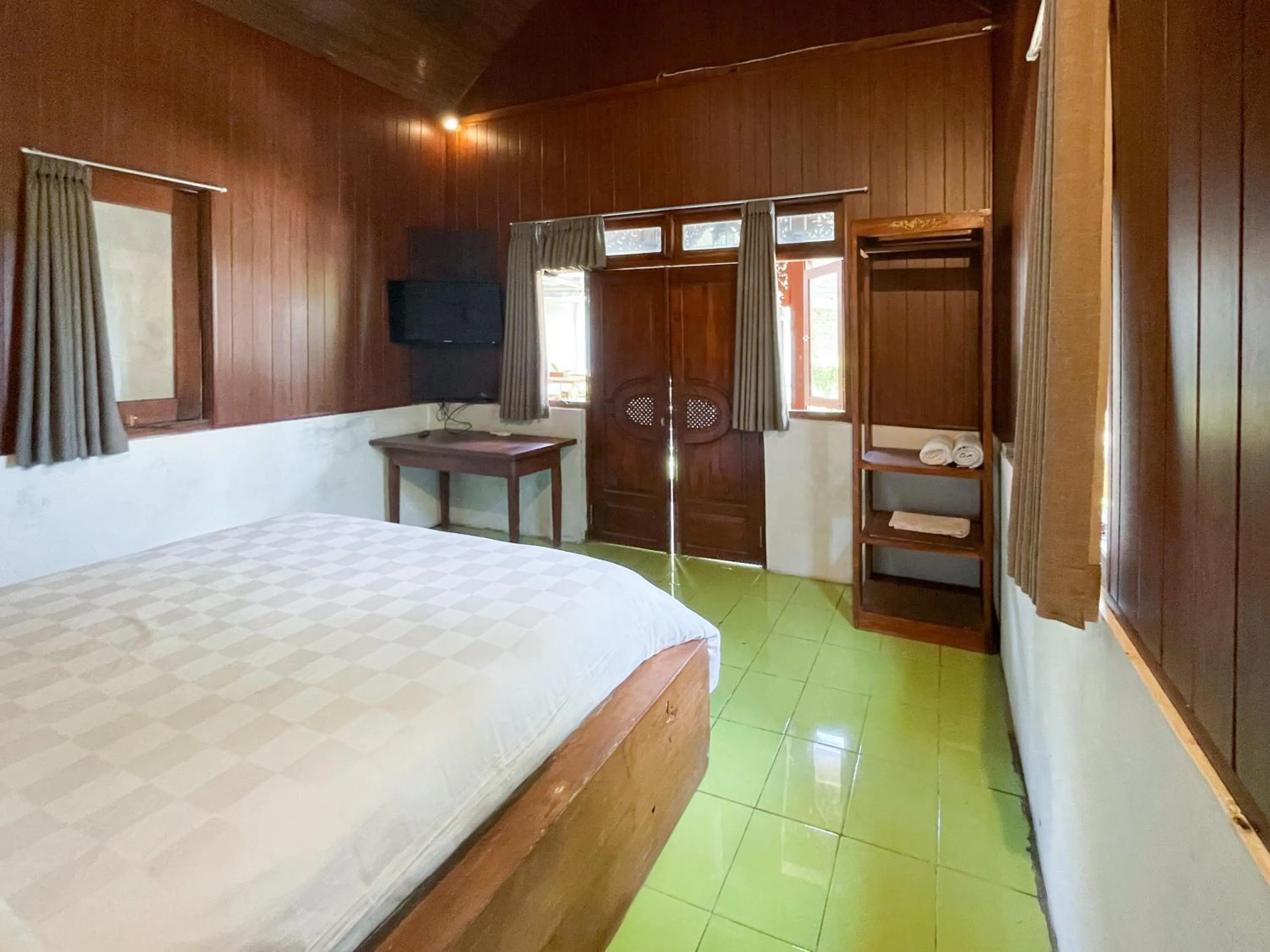 Bedroom, Bed in RedDoorz at Villa Krisna Balangan Beach