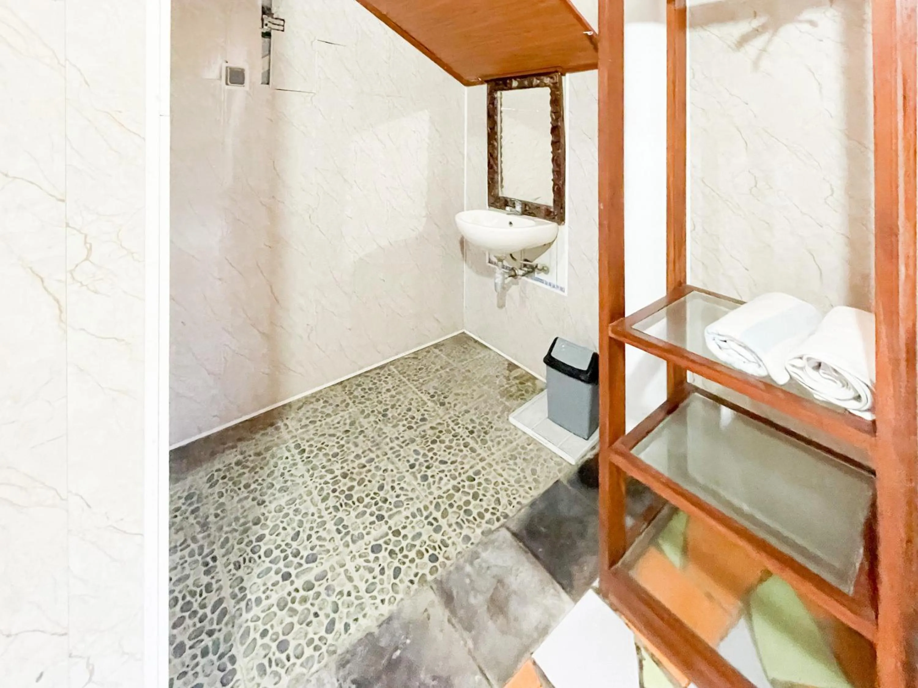 Bathroom in RedDoorz at Villa Krisna Balangan Beach