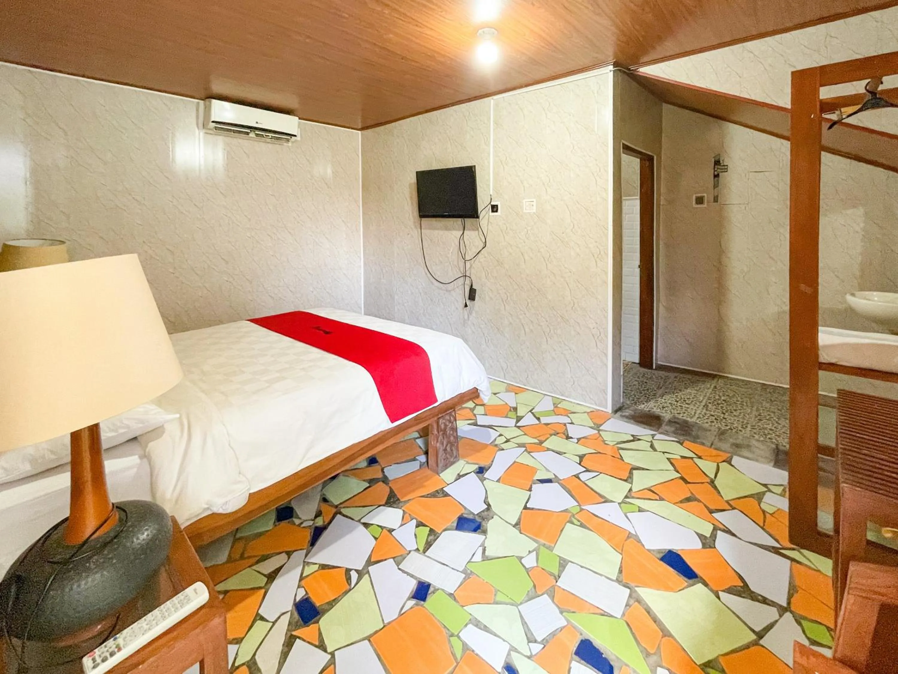 Bedroom, Bed in RedDoorz at Villa Krisna Balangan Beach