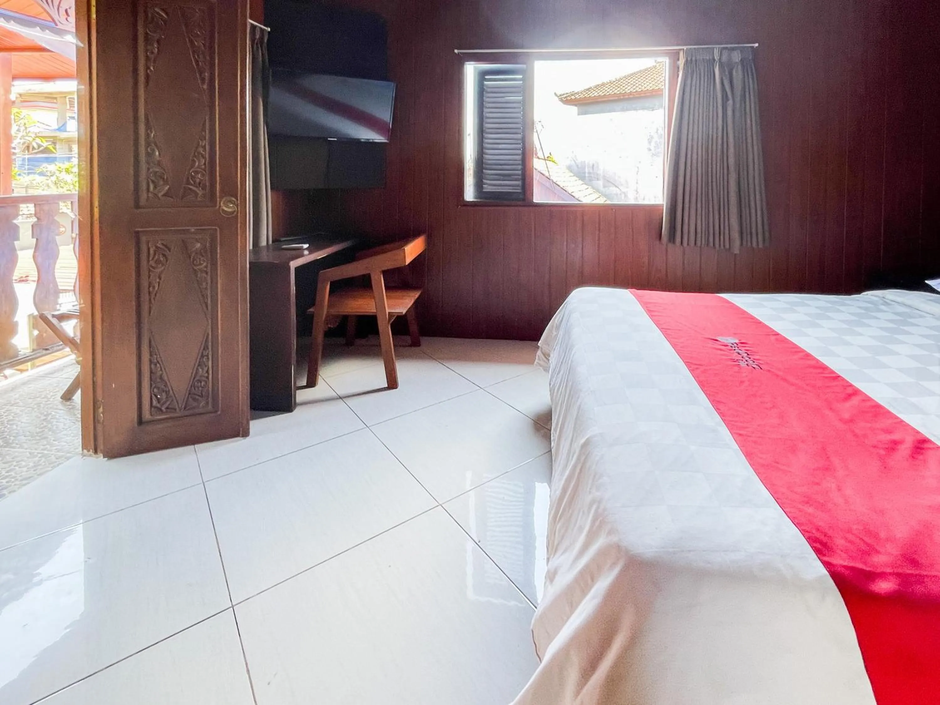 Bedroom, Bed in RedDoorz at Villa Krisna Balangan Beach