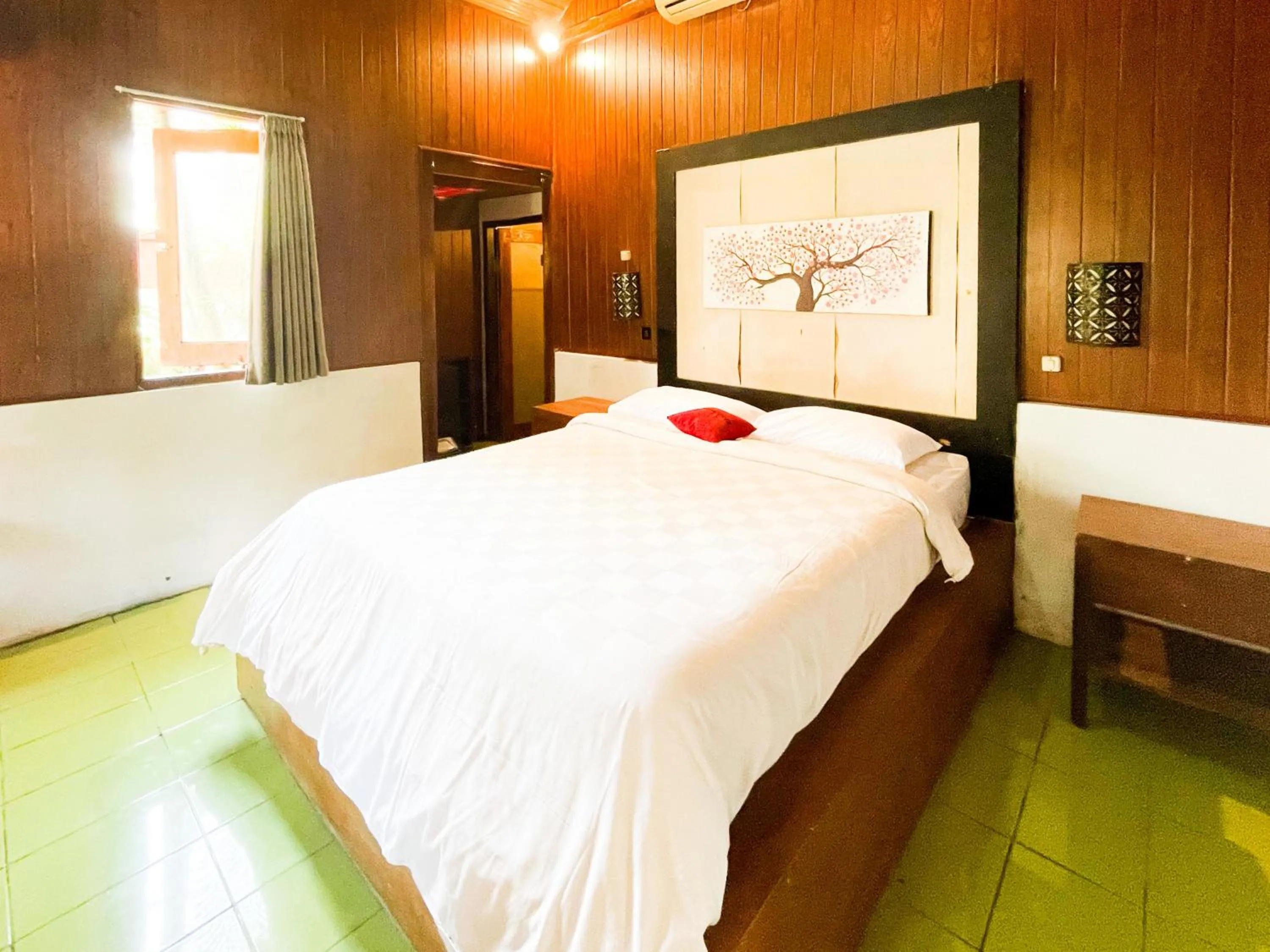 Bedroom, Bed in RedDoorz at Villa Krisna Balangan Beach