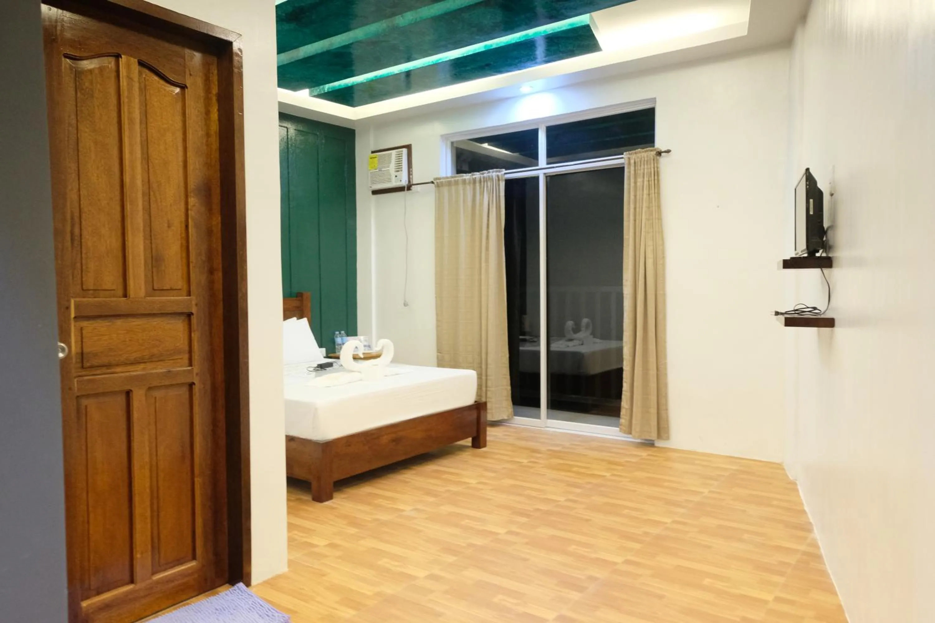 Photo of the whole room, Bed in MANANQUIL TRAVEL LODGE