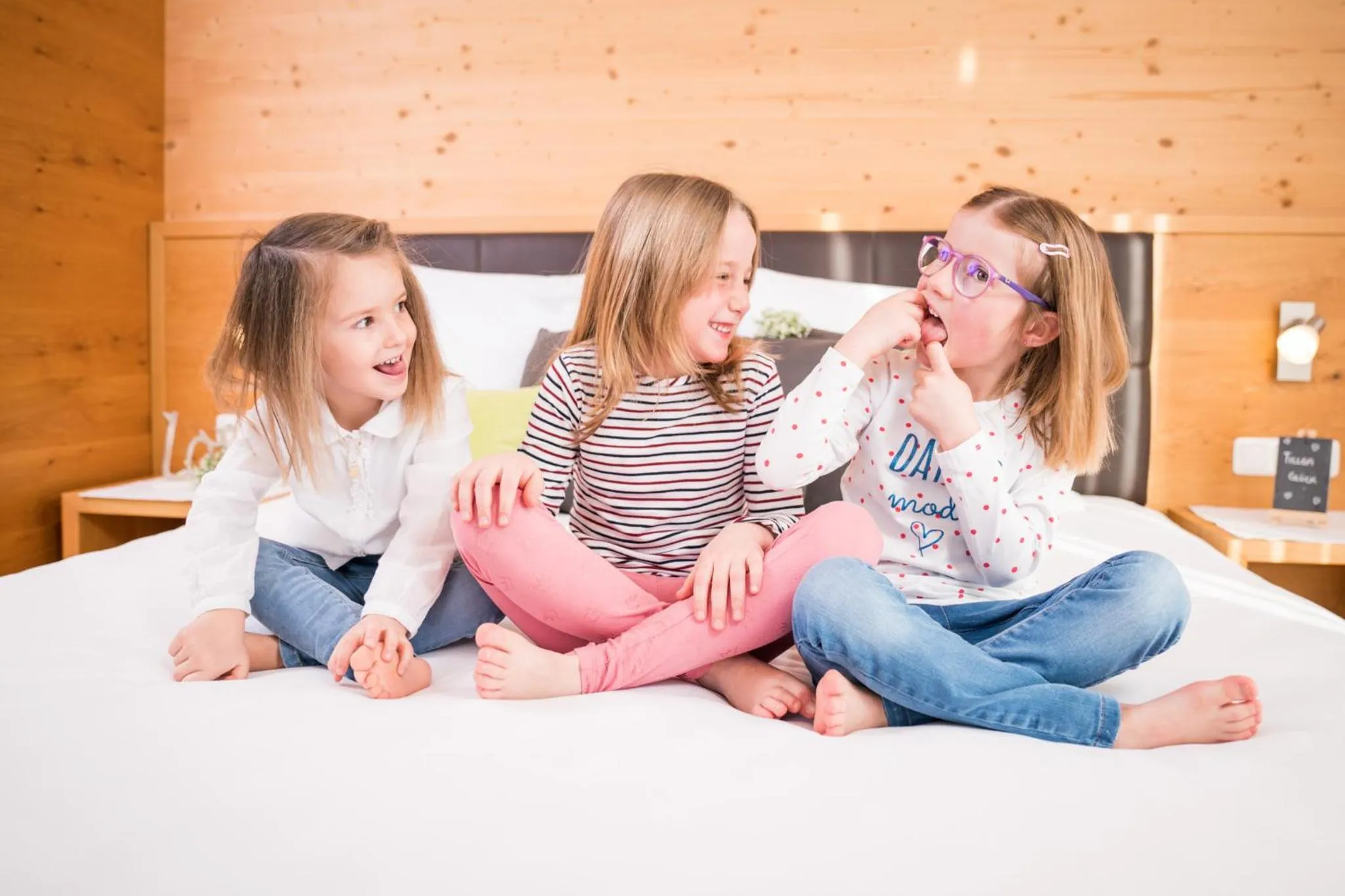 children in Tillga Glück - 4 stars