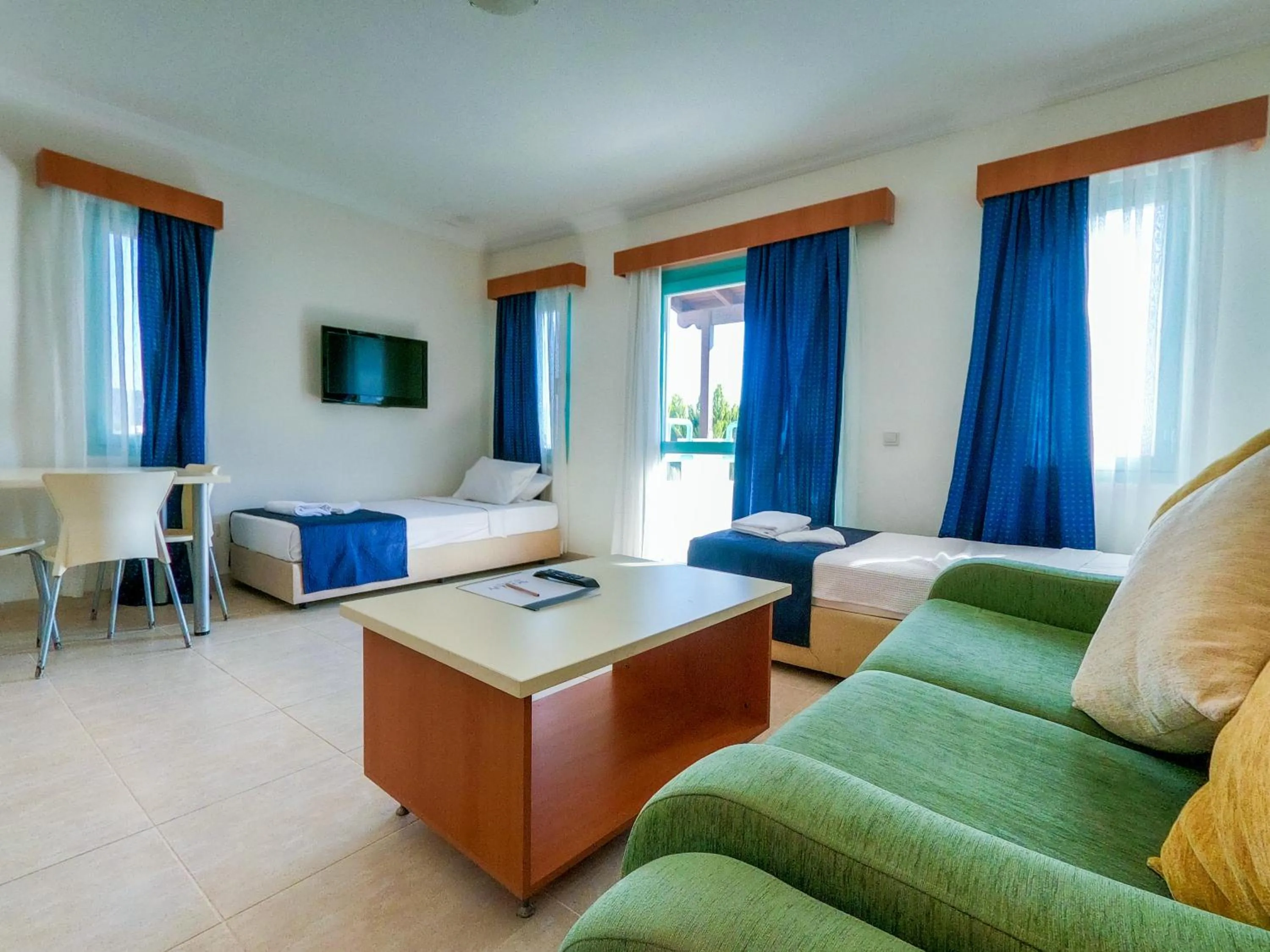 Communal lounge/ TV room, Bed in Afytos Bodrum