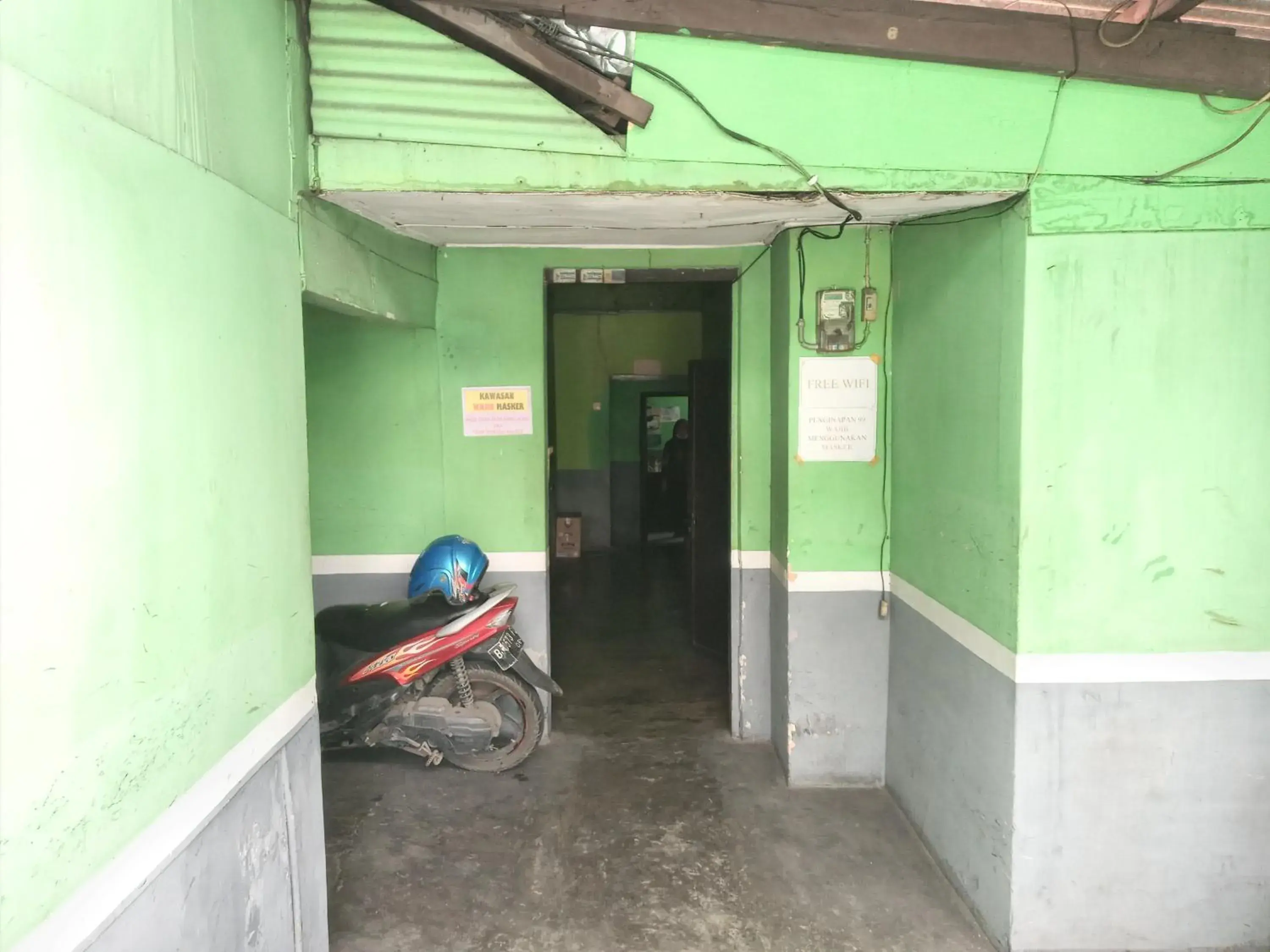 Facade/entrance in Penginapan 99 Facade/entrance in Penginapan 99