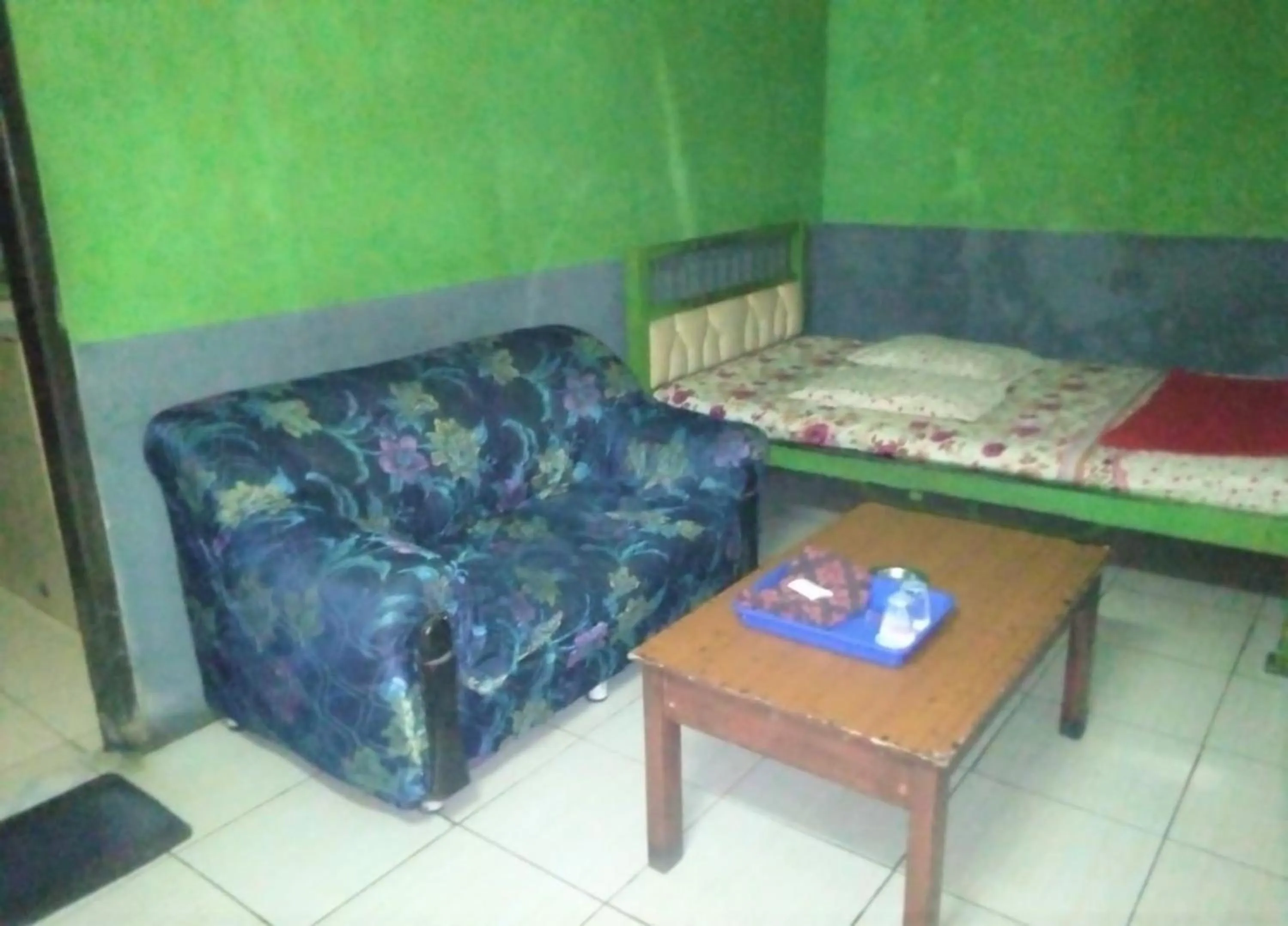 Seating area, Bed in Penginapan 99
