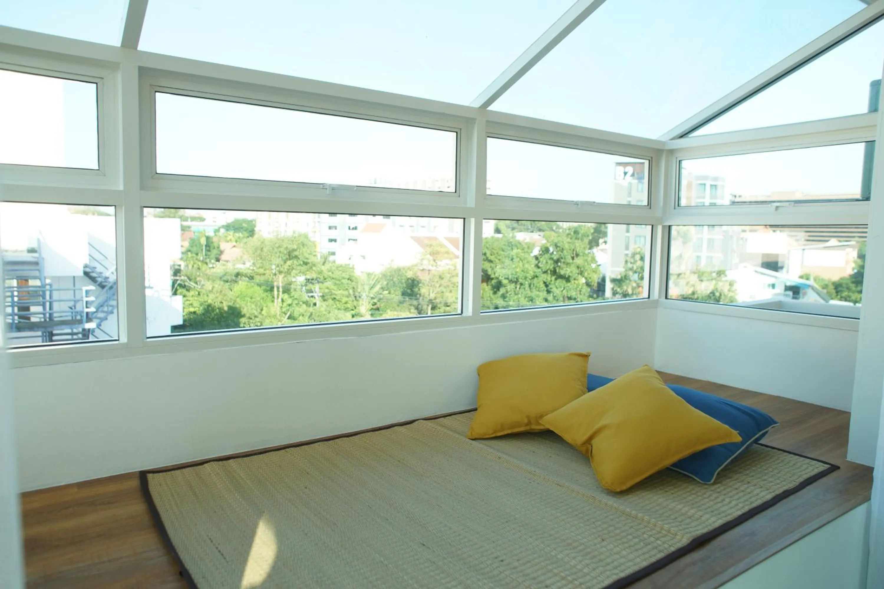 Seating area, Bed in Breadfruit