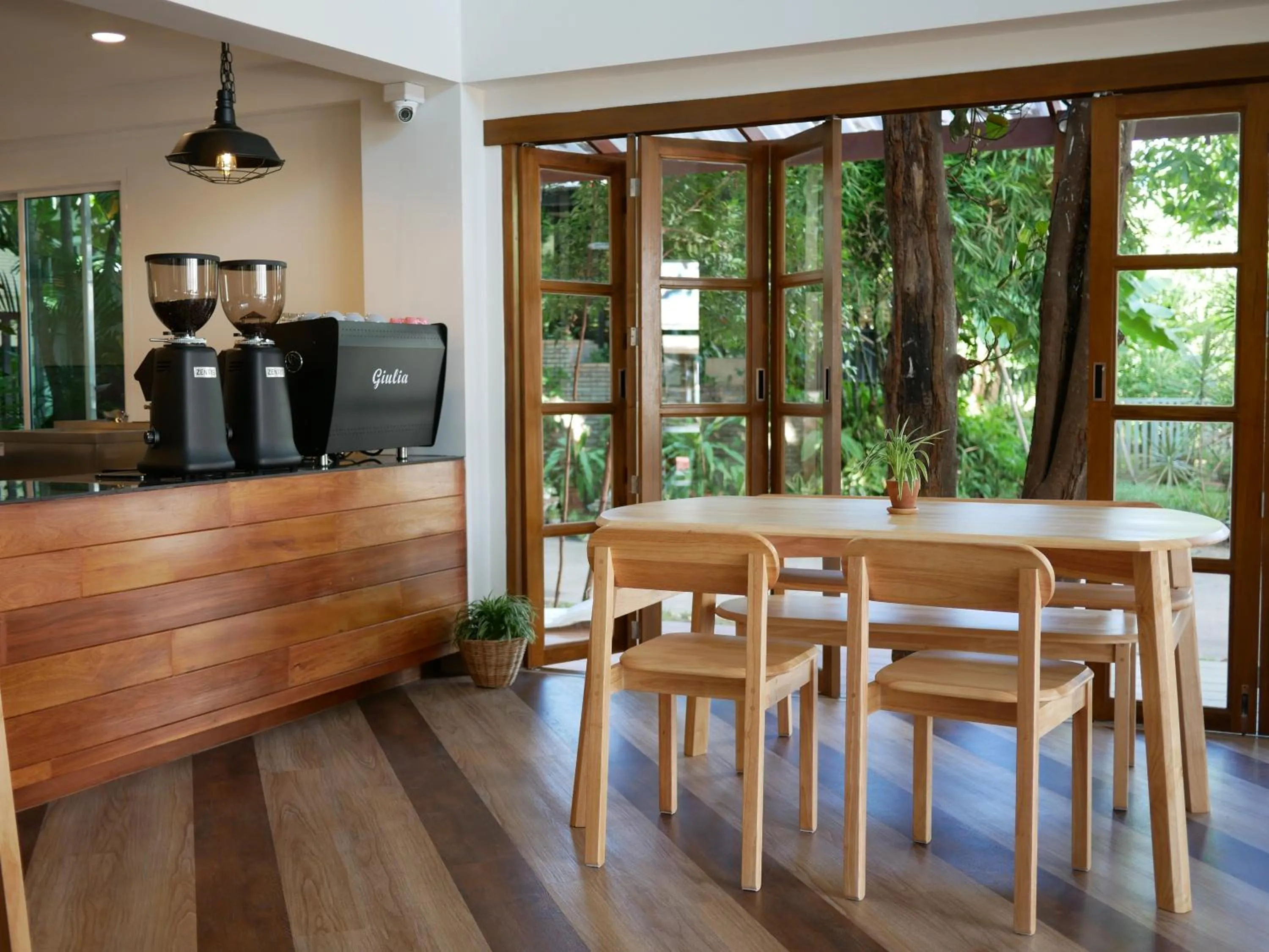 Restaurant/places to eat in Breadfruit