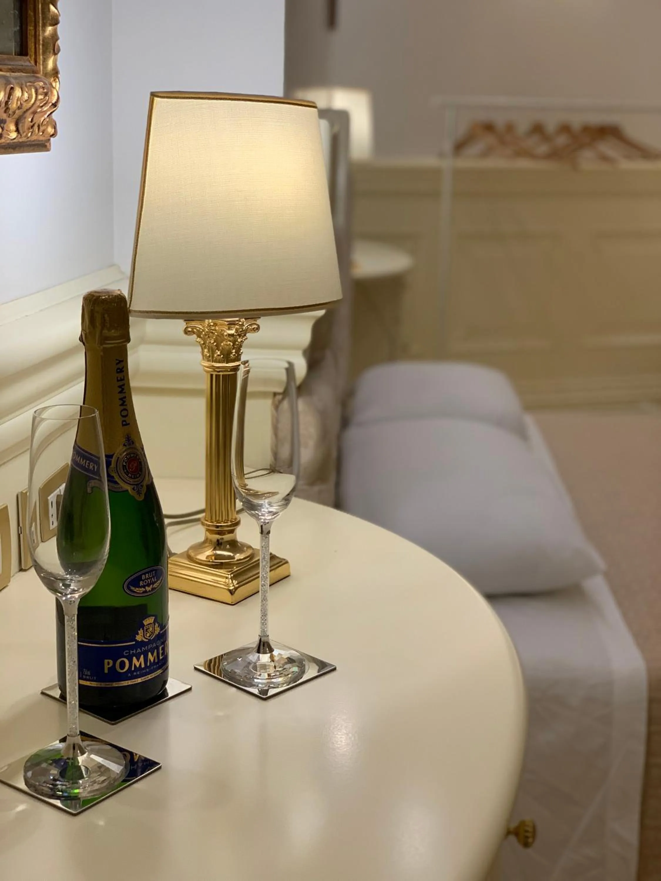 Drinks, Bed in Simon's Guest House Rome