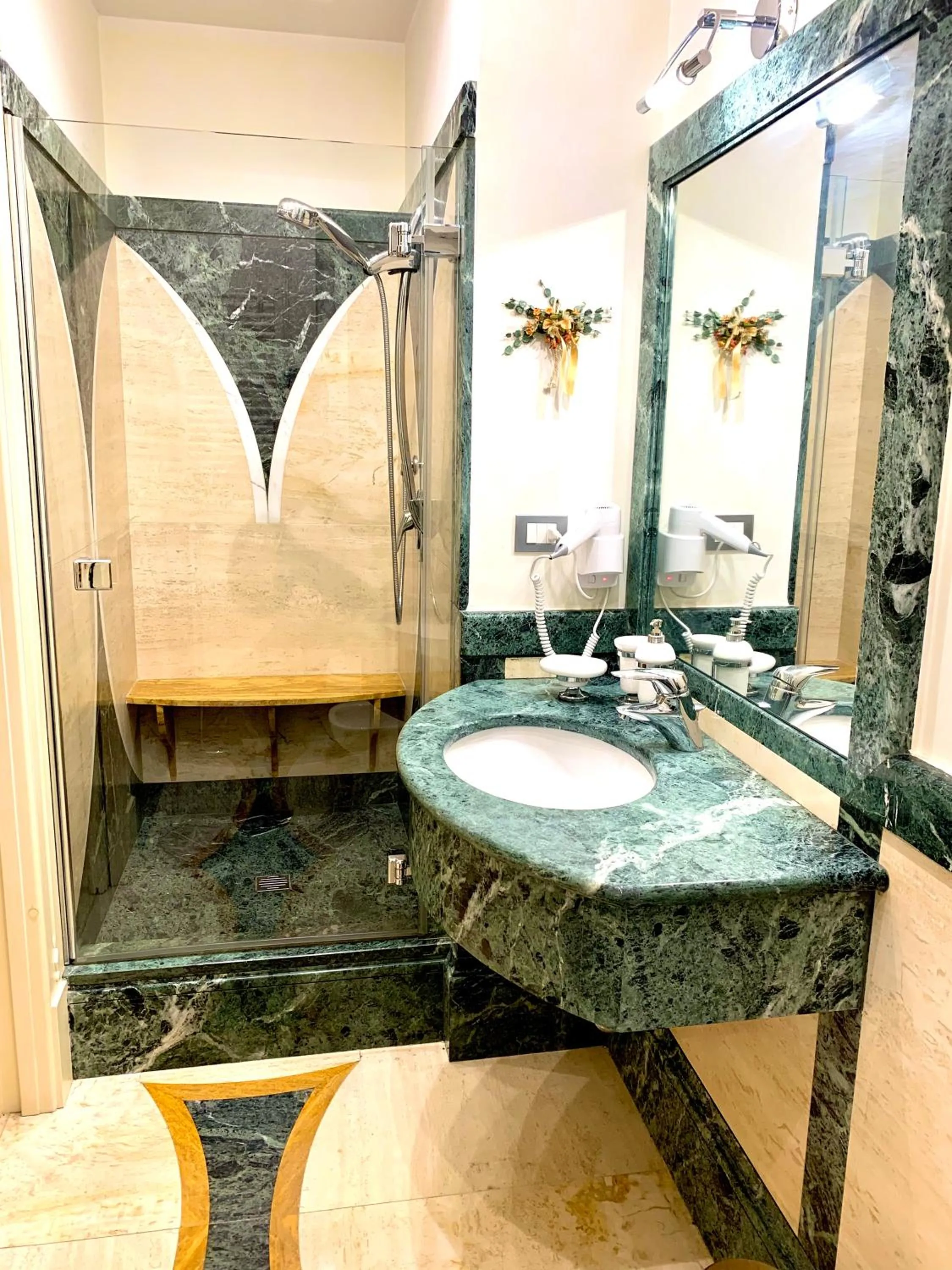 Bathroom in Simon's Guest House Rome