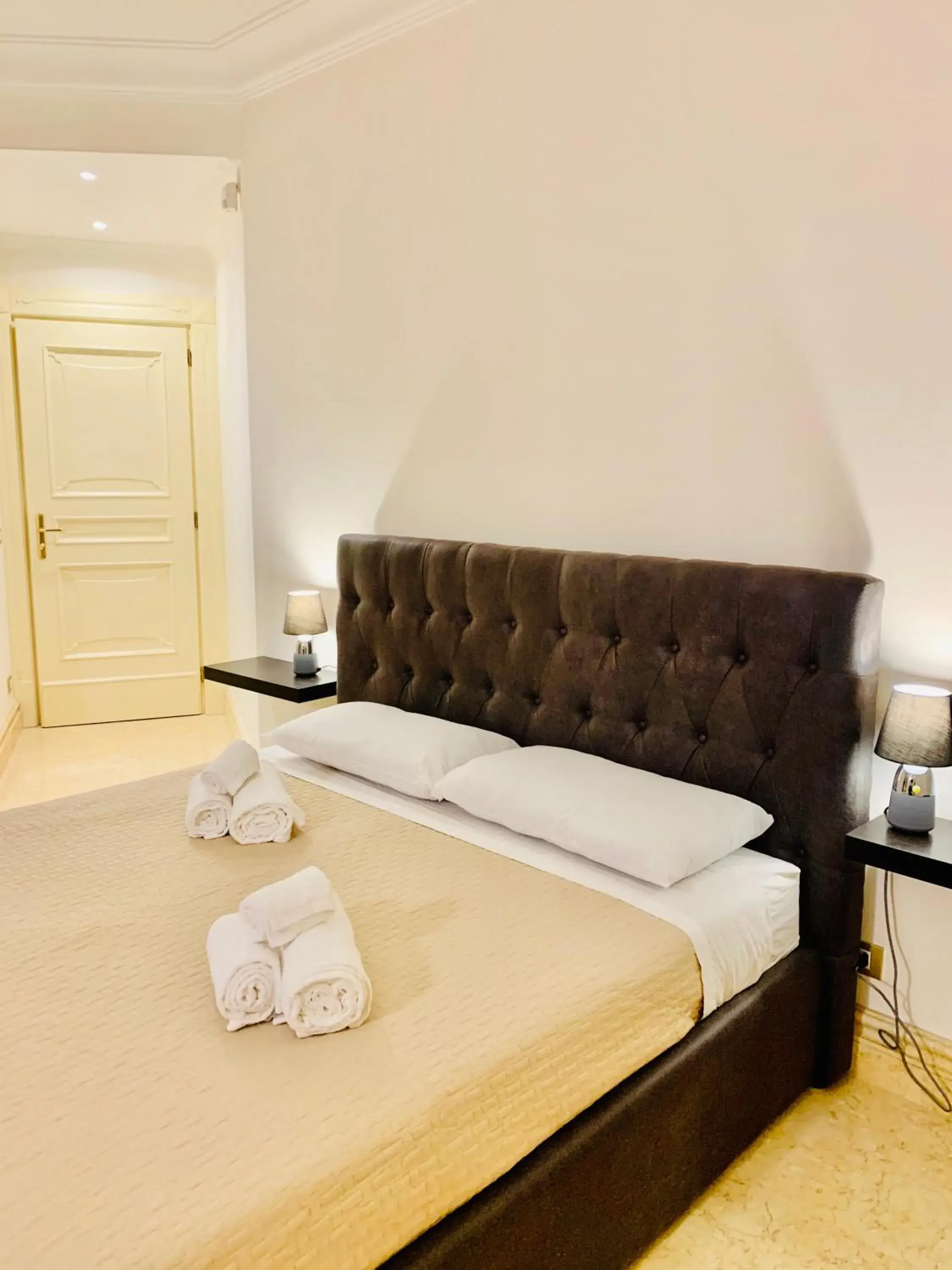 Double Room with Private Bathroom in Simon's Guest House Rome Double Room with Private Bathroom in Simon's Guest House Rome