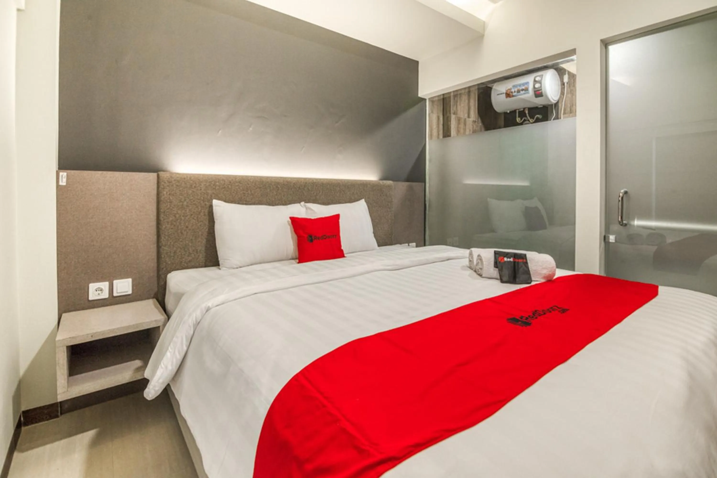 Bed in RedDoorz Plus near Akademi Kepolisian Semarang 3